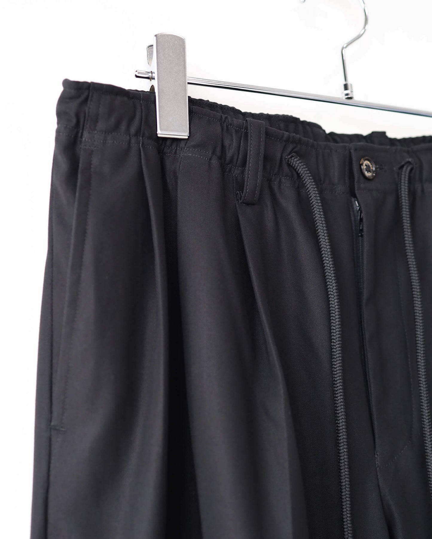 TRIPLE PLEATED EASY TROUSERS ORGANIC COTTON GABARDINE "BLACK"