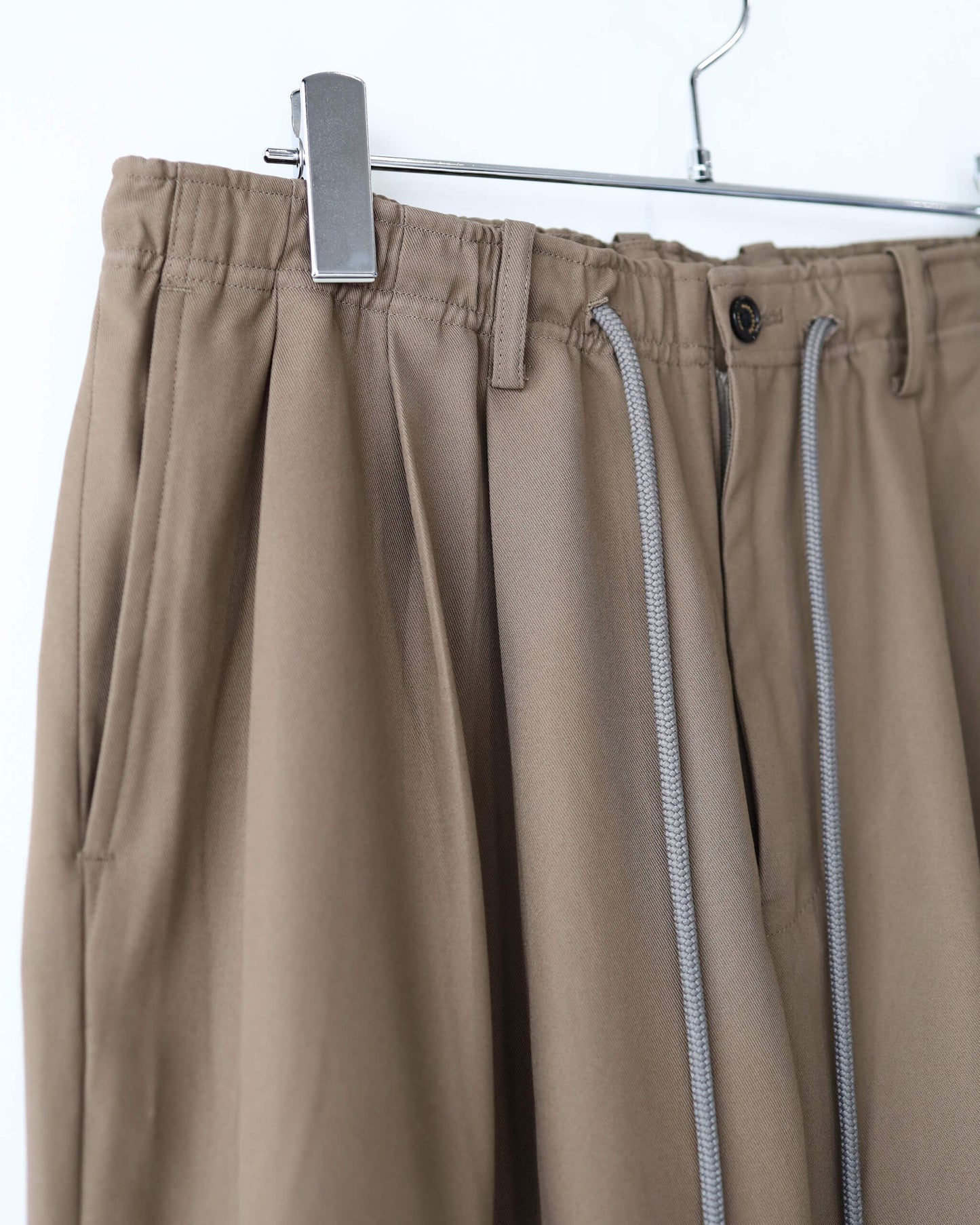 TRIPLE PLEATED EASY TROUSERS ORGANIC COTTON GABARDINE "GRAIGE"