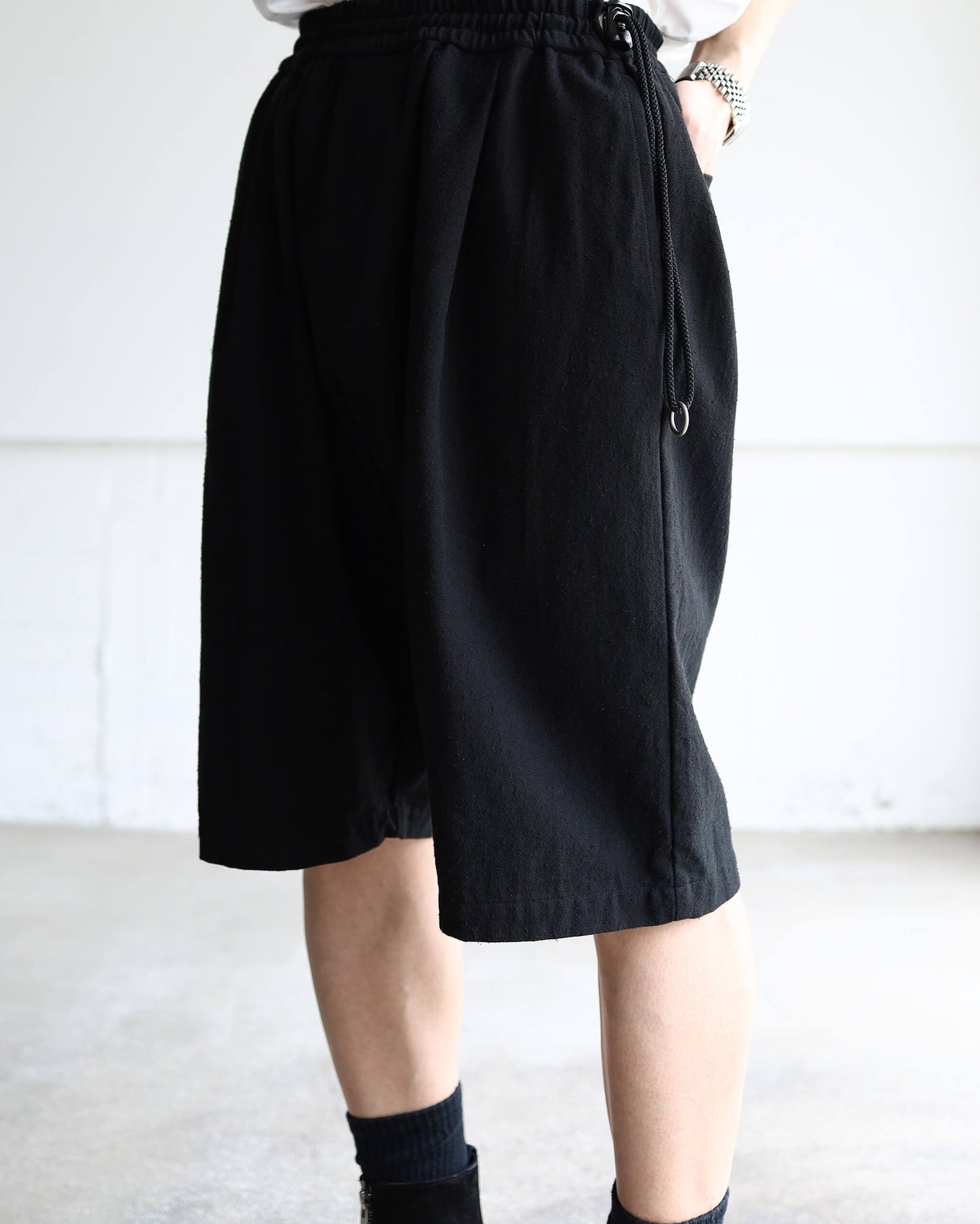 DEEP TUCK-SCN "BLACK"