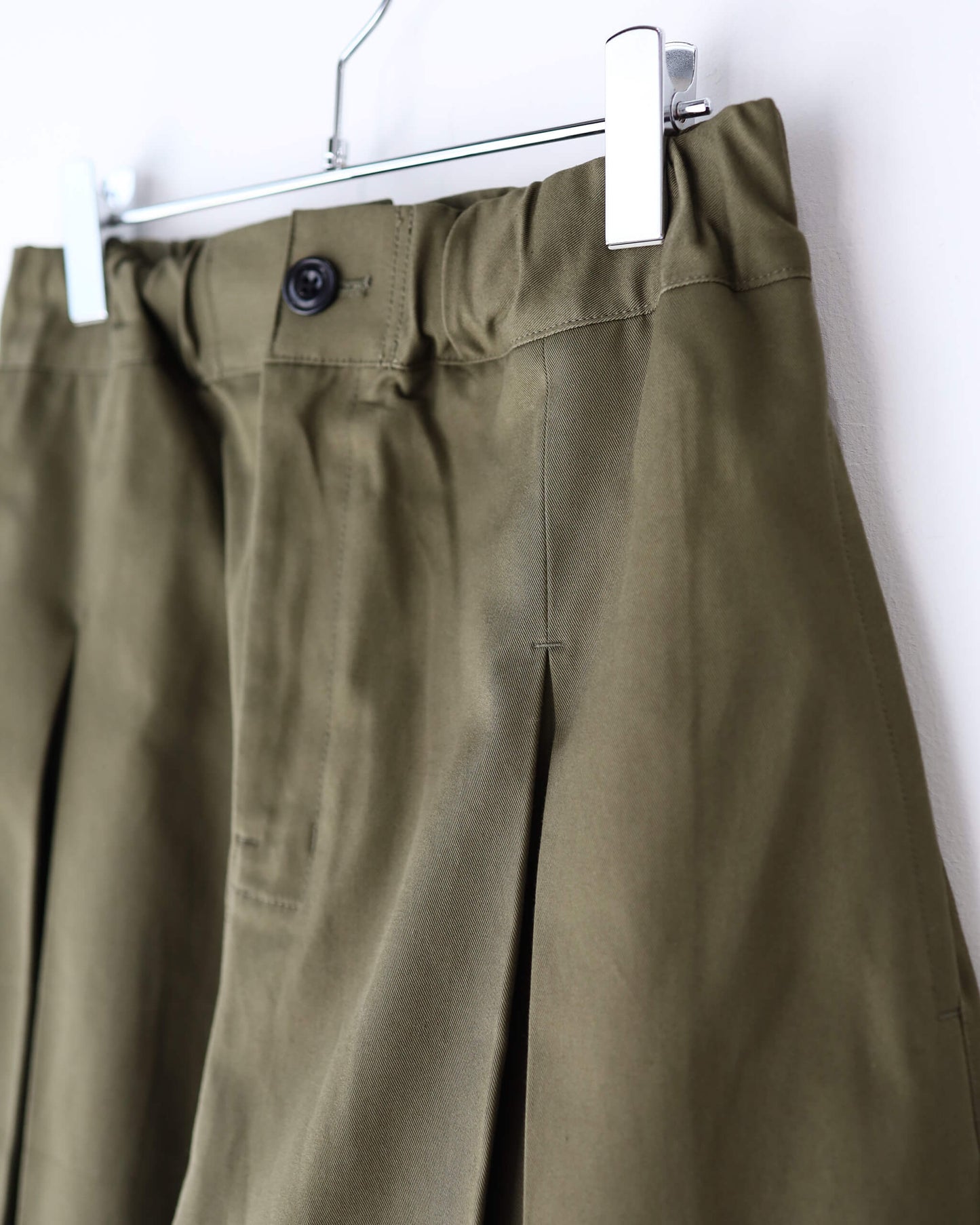 BOX PLEAT TROUSER "KHAKI"