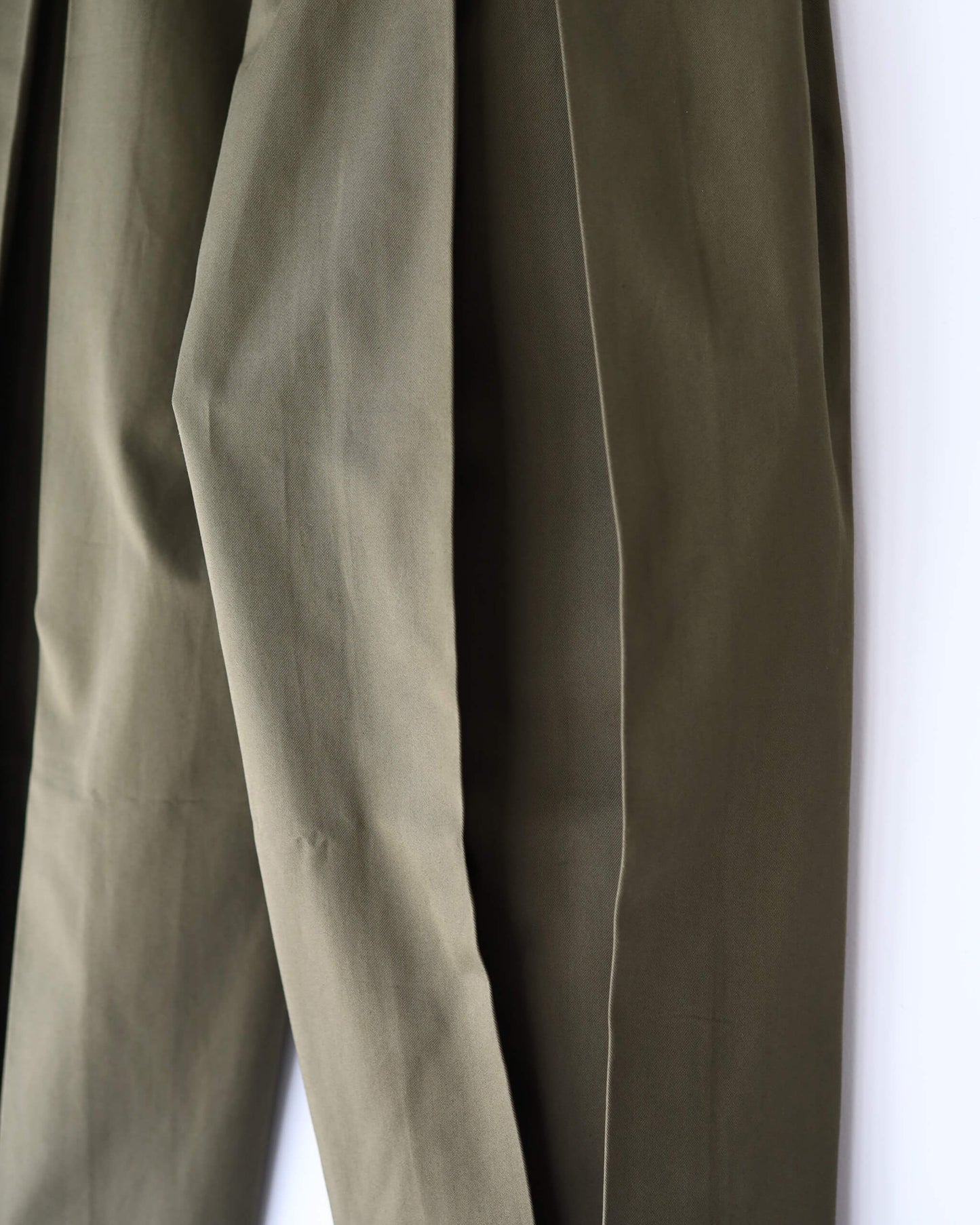 BOX PLEAT TROUSER "KHAKI"