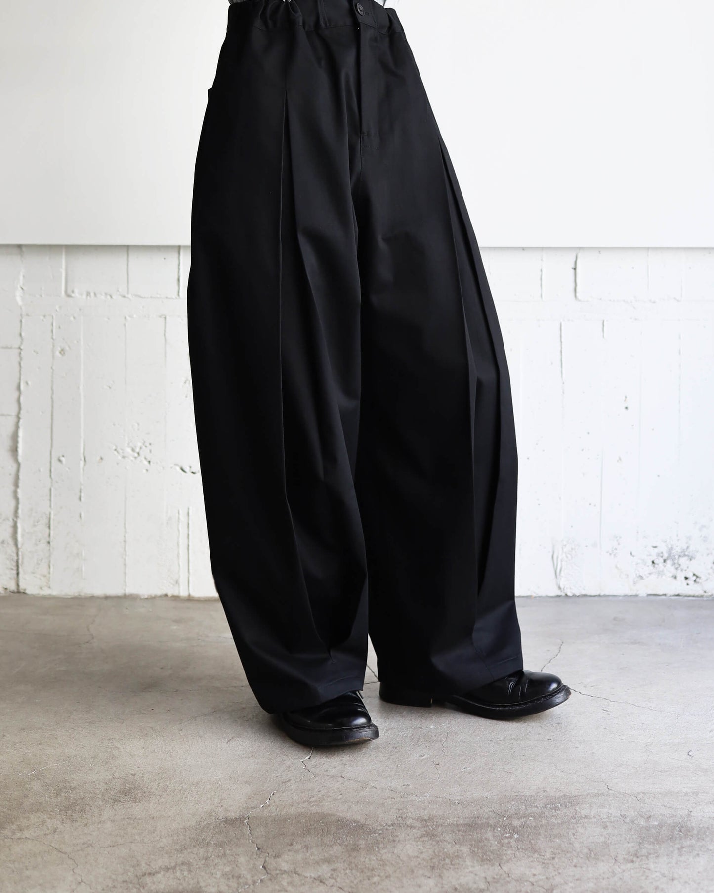 BOX PLEAT TROUSER "BLACK"