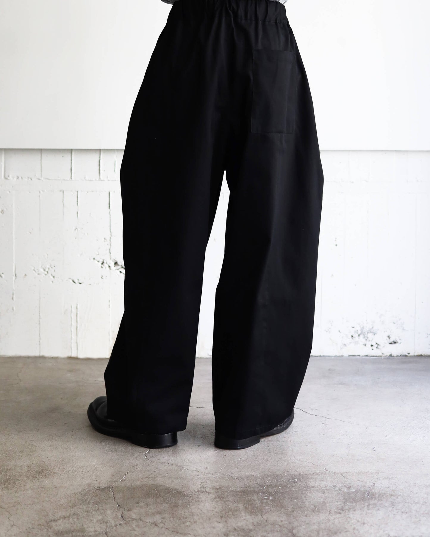 BOX PLEAT TROUSER "BLACK"