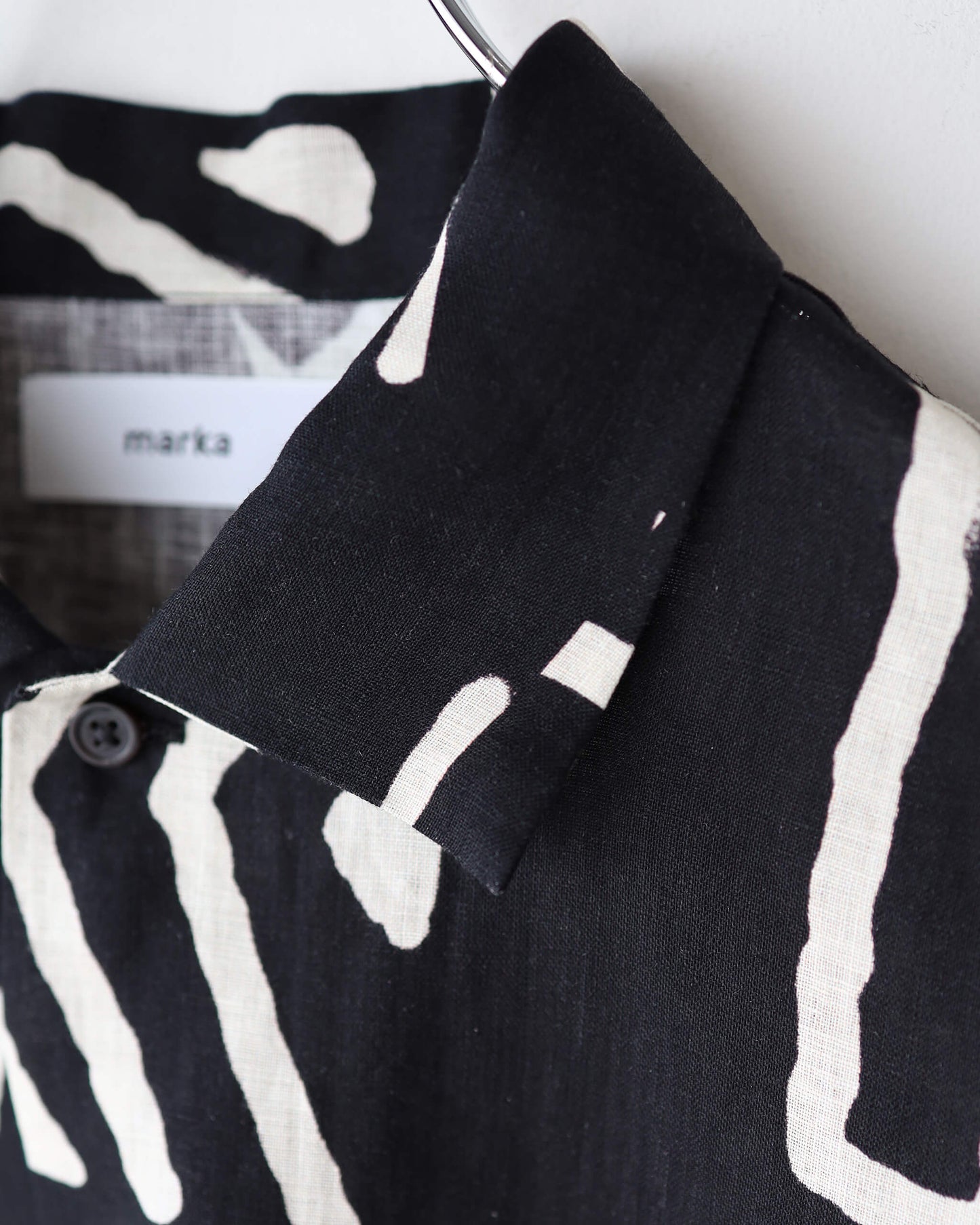 OPEN COLLAR S/S SHIRT LINEN TROPICAL "BLACK×IVORY"