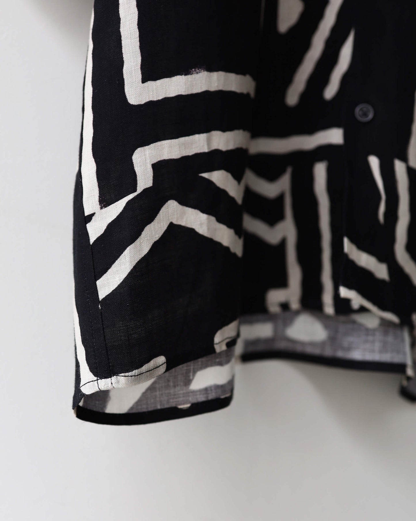 OPEN COLLAR S/S SHIRT LINEN TROPICAL "BLACK×IVORY"