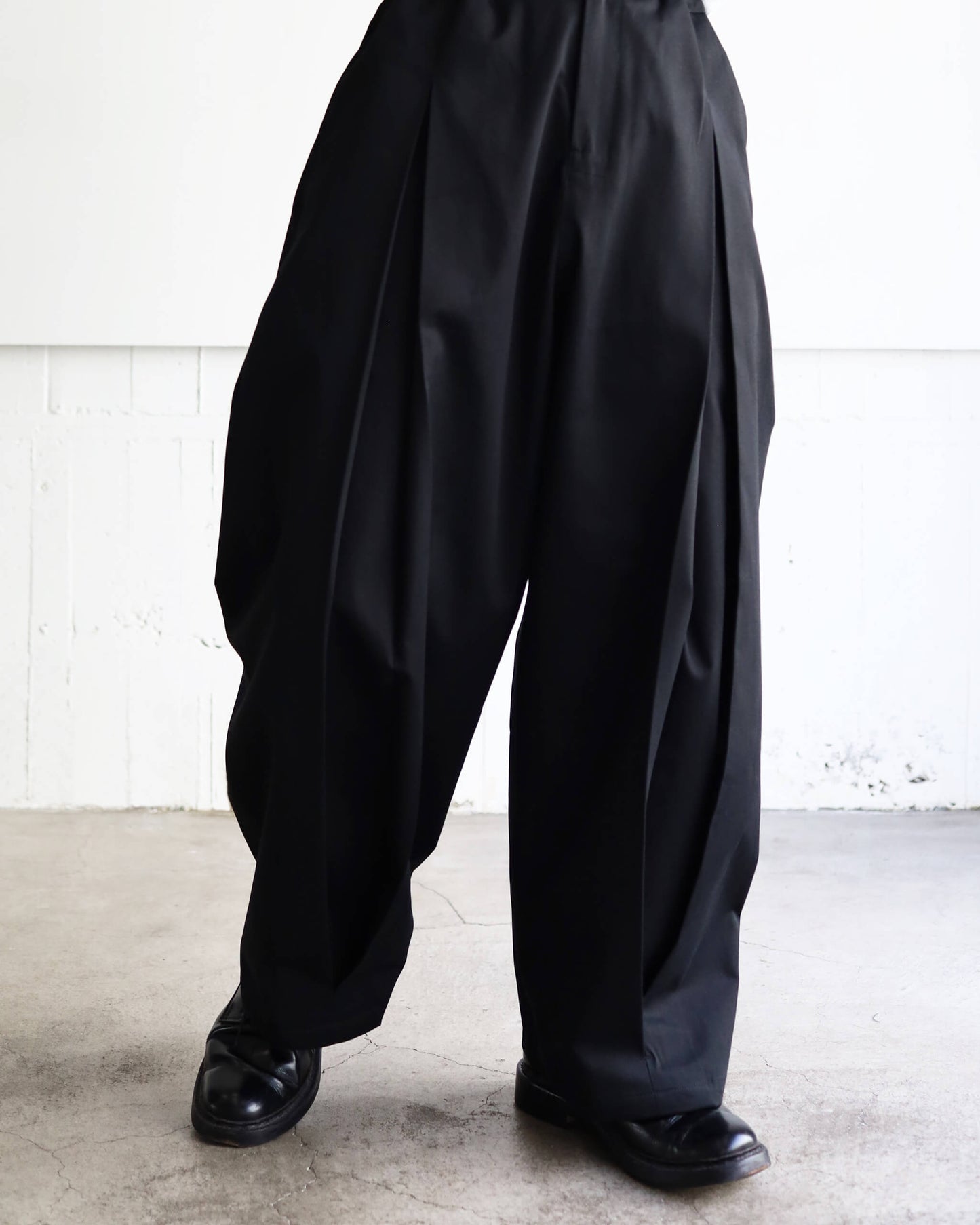 BOX PLEAT TROUSER "BLACK"