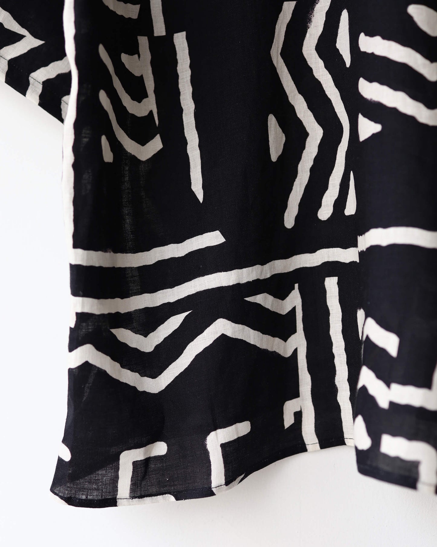 OPEN COLLAR S/S SHIRT LINEN TROPICAL "BLACK×IVORY"