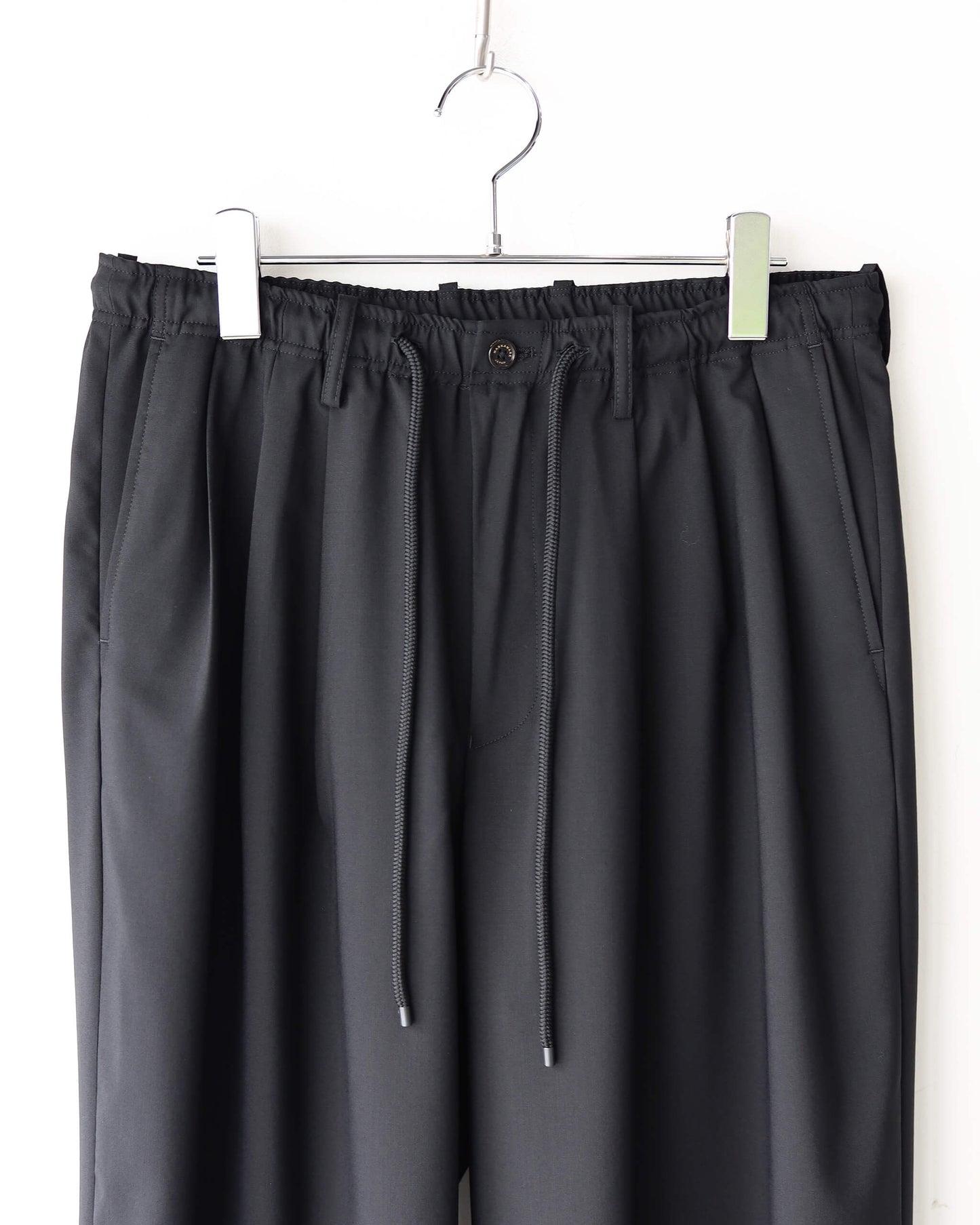 TRIPLE PLEATED EASY TROUSERS ORGANIC WOOL 2/80 TROPICAL "BLACK"
