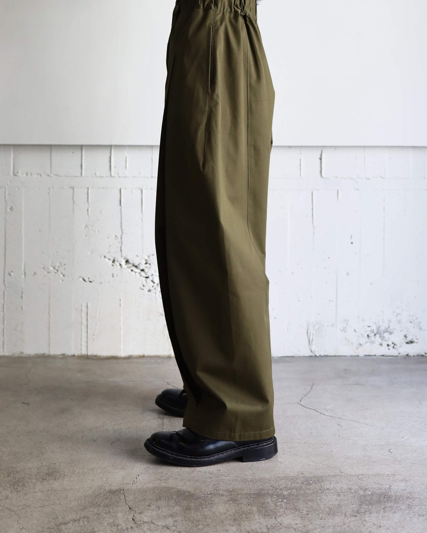 BOX PLEAT TROUSER "KHAKI"