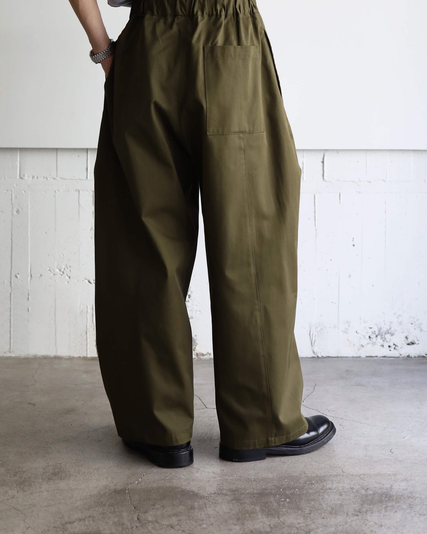 BOX PLEAT TROUSER "KHAKI"