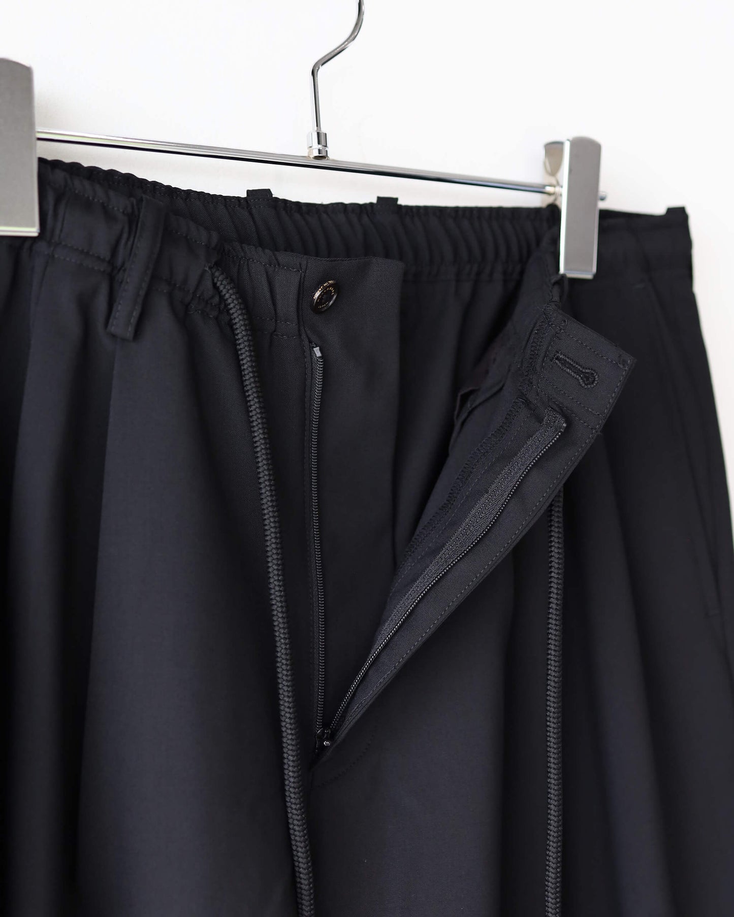 TRIPLE PLEATED EASY TROUSERS ORGANIC WOOL 2/80 TROPICAL "BLACK"