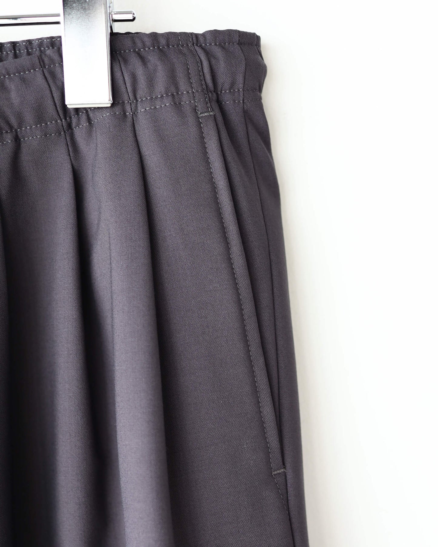 TRIPLE PLEATED EASY TROUSERS ORGANIC WOOL 2/80 TROPICAL "CHARCOAL"