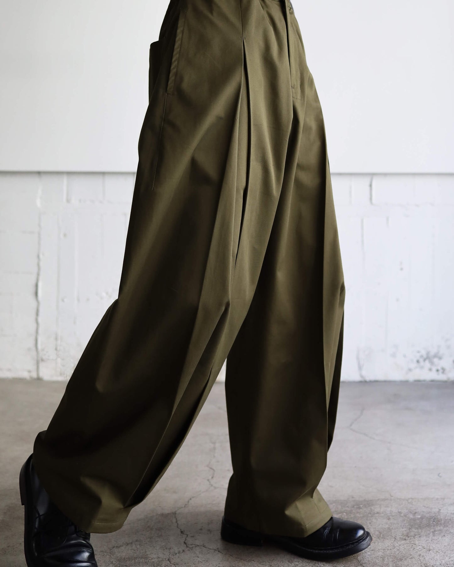 BOX PLEAT TROUSER "KHAKI"