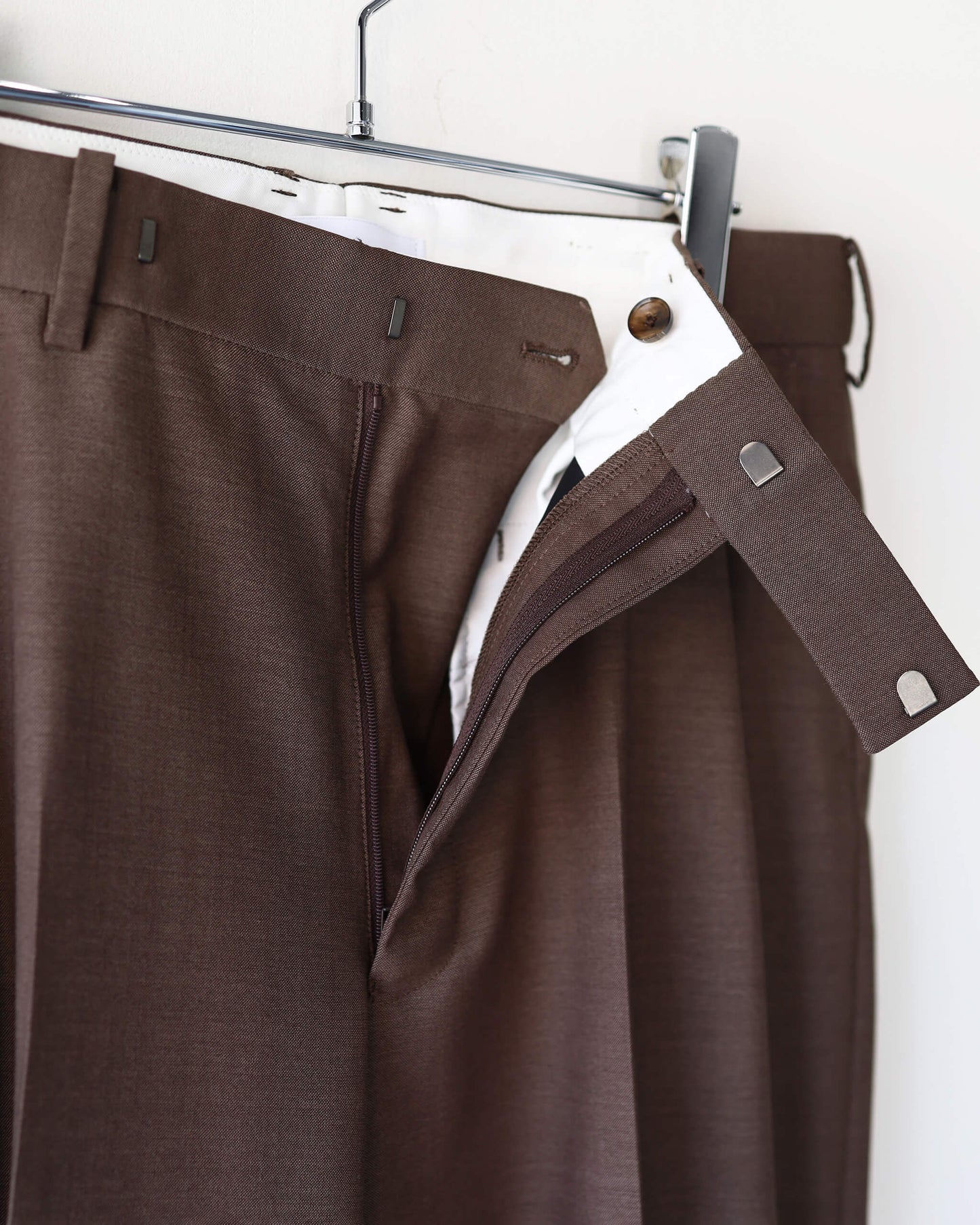 ONE TUCK WIDE TROUSERS WOOL HIGH TWIST TROPICAL "BROWN"