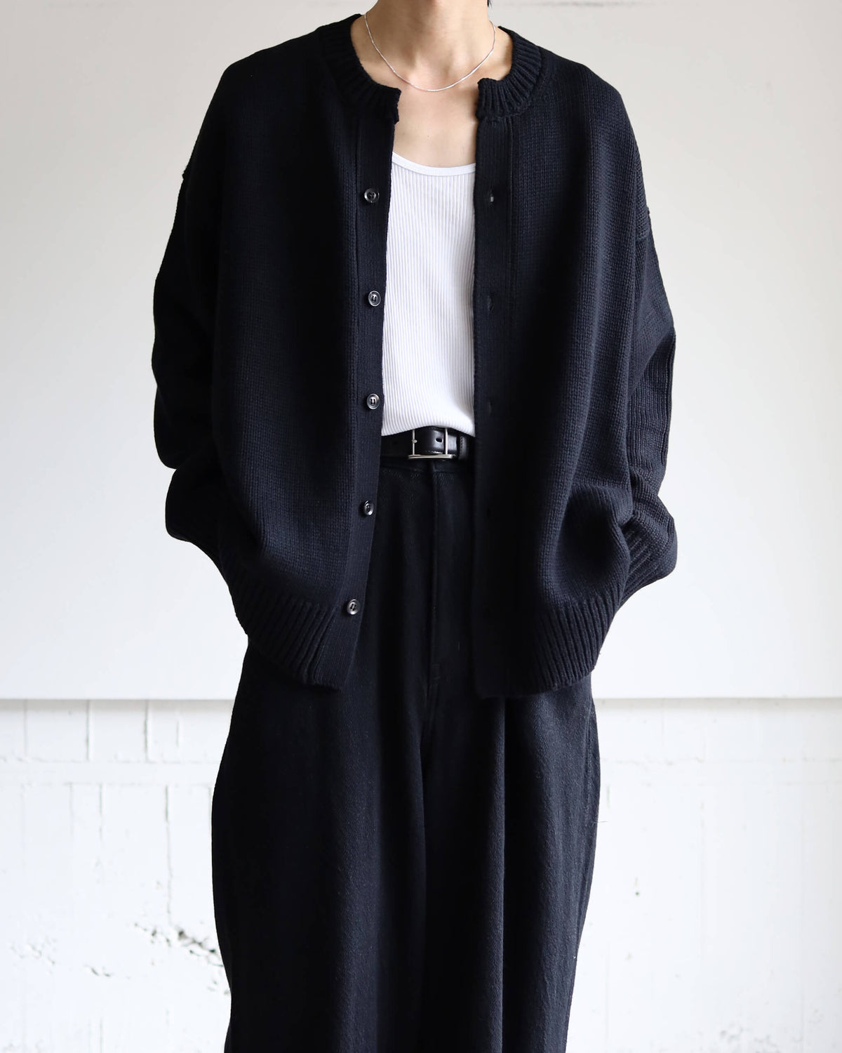 CREW NECK CARDIGAN "BLACK"