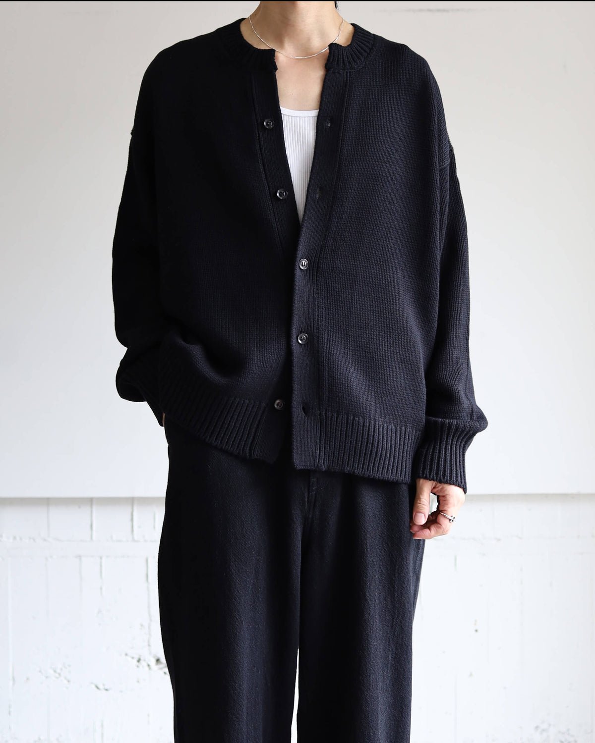 CREW NECK CARDIGAN "BLACK"