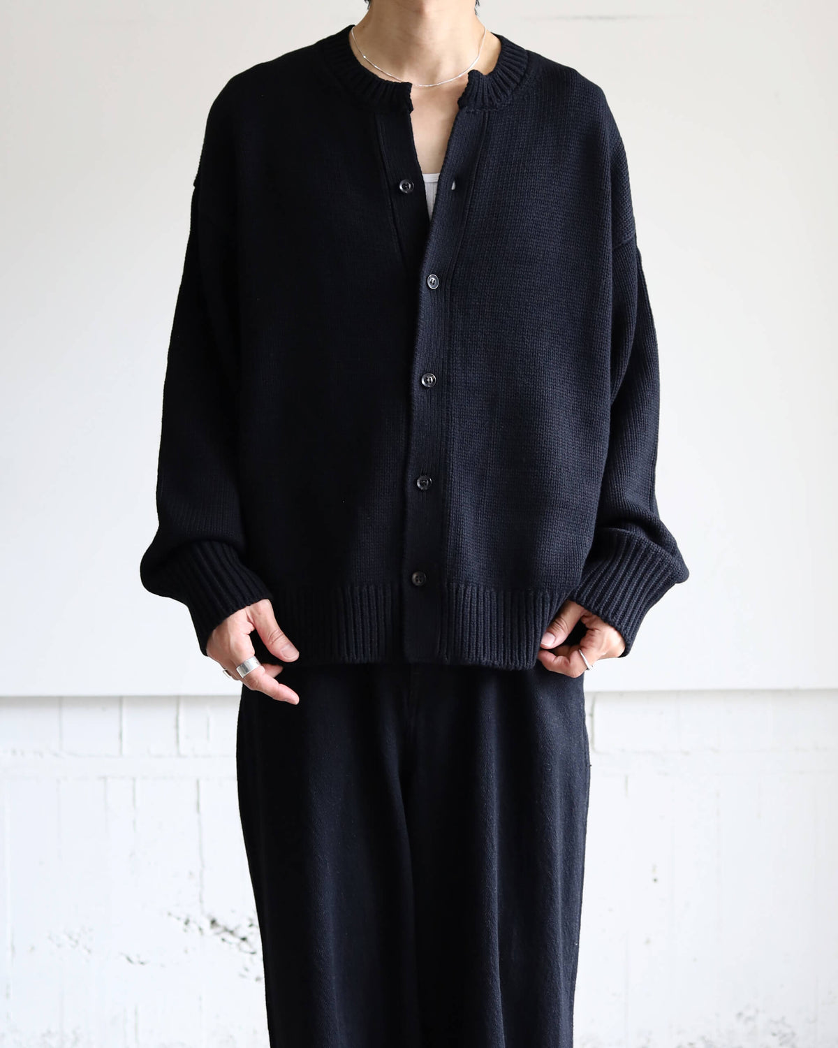 CREW NECK CARDIGAN "BLACK"