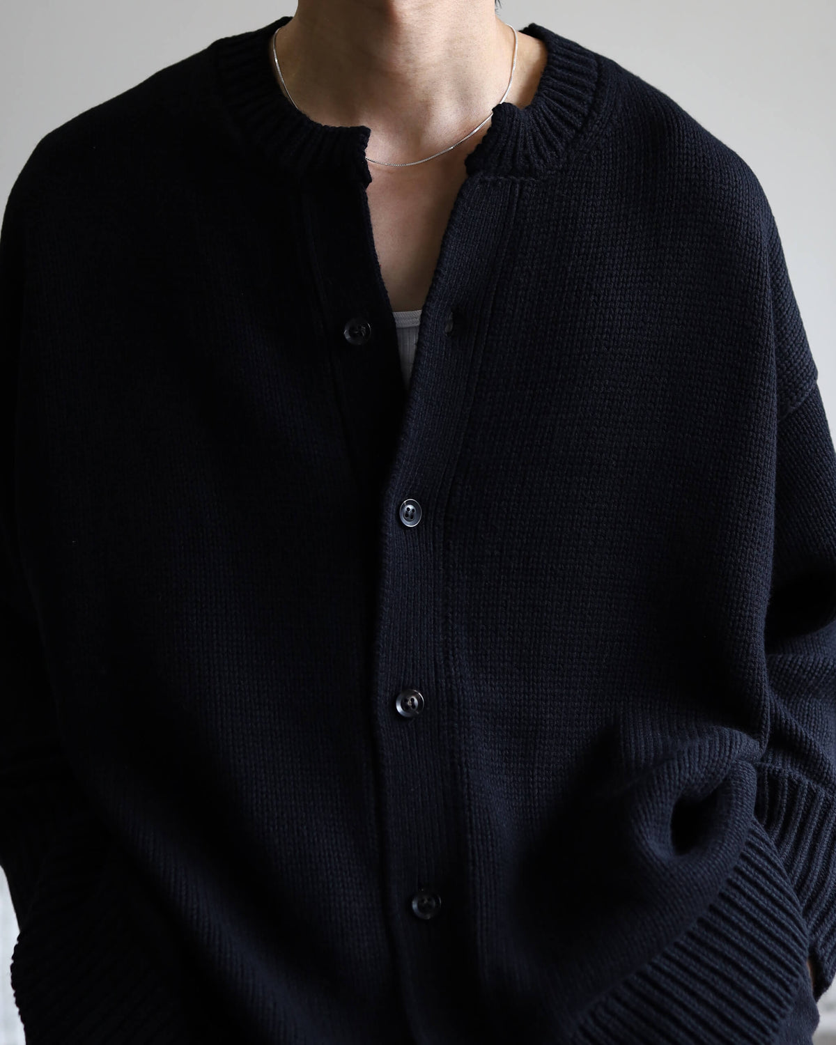 CREW NECK CARDIGAN "BLACK"