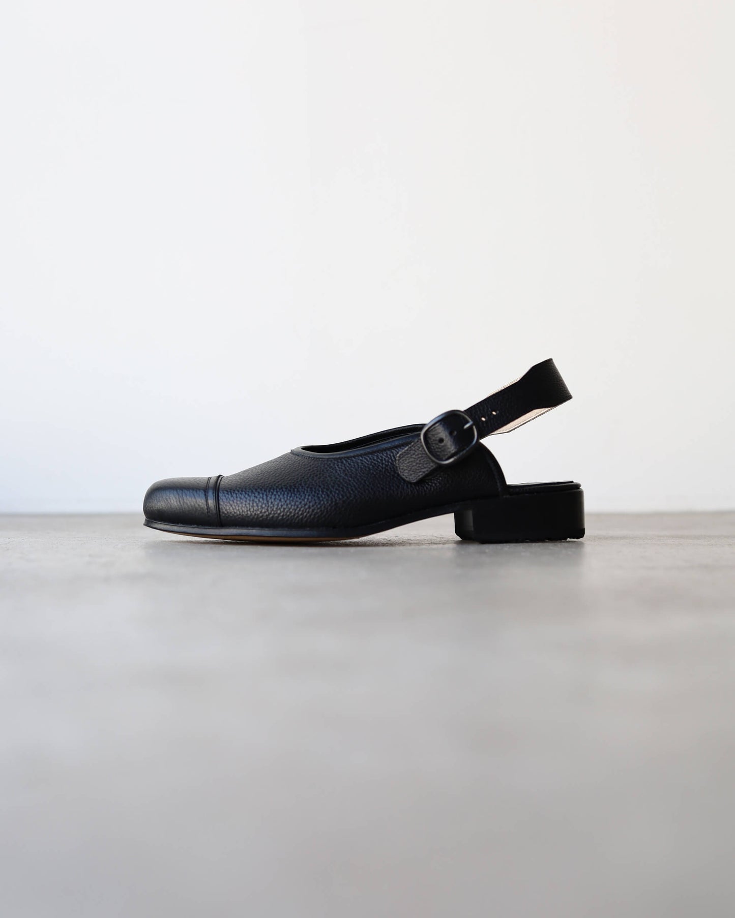 FACE Sandals - Shrunk Cow "Black"