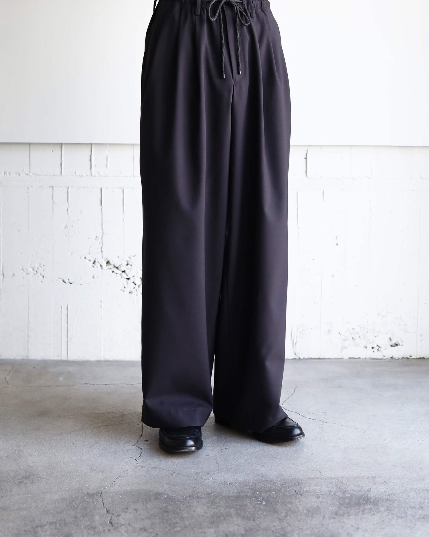 TRIPLE PLEATED EASY TROUSERS ORGANIC WOOL 2/80 TROPICAL "CHARCOAL"