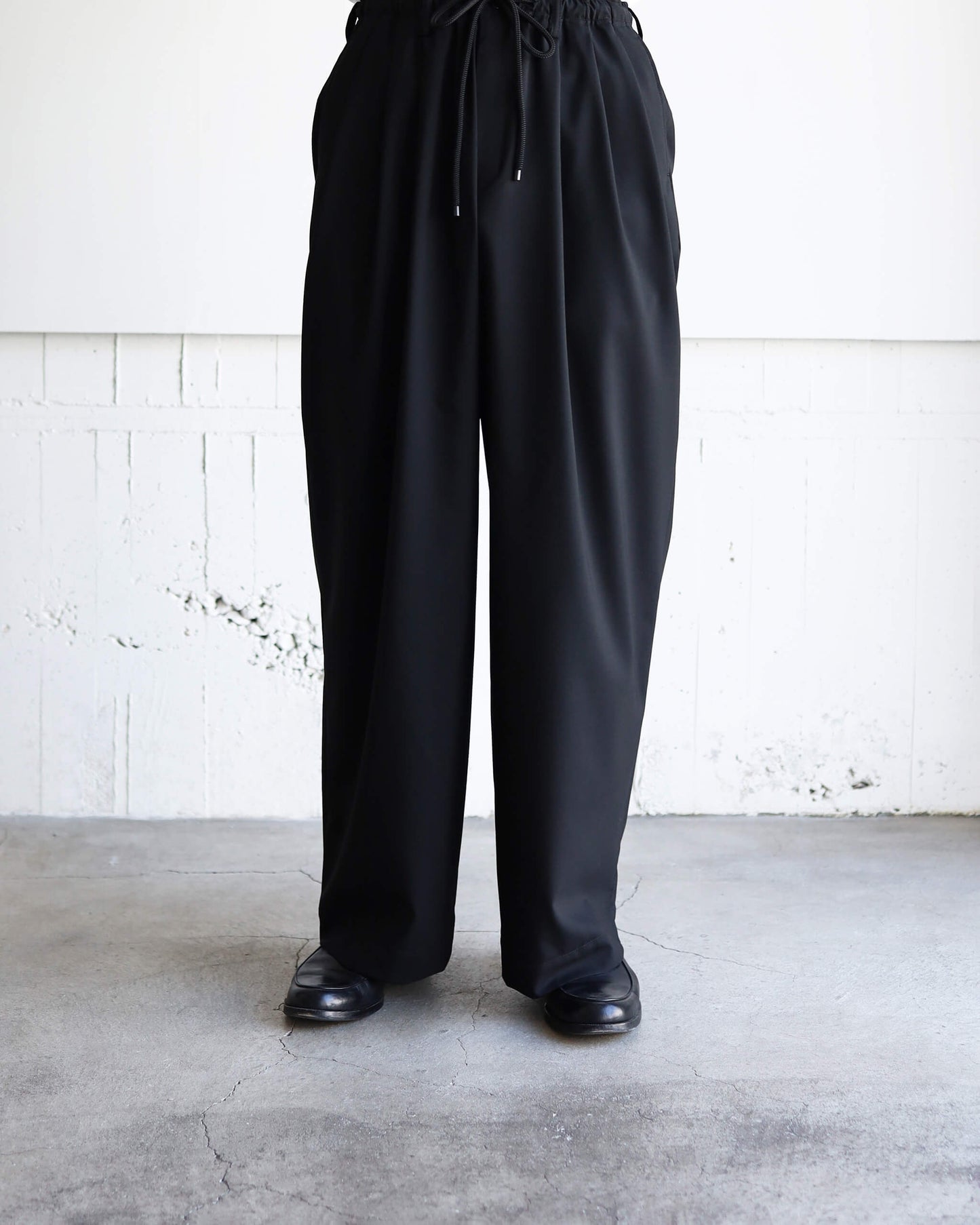 TRIPLE PLEATED EASY TROUSERS ORGANIC WOOL 2/80 TROPICAL "BLACK"