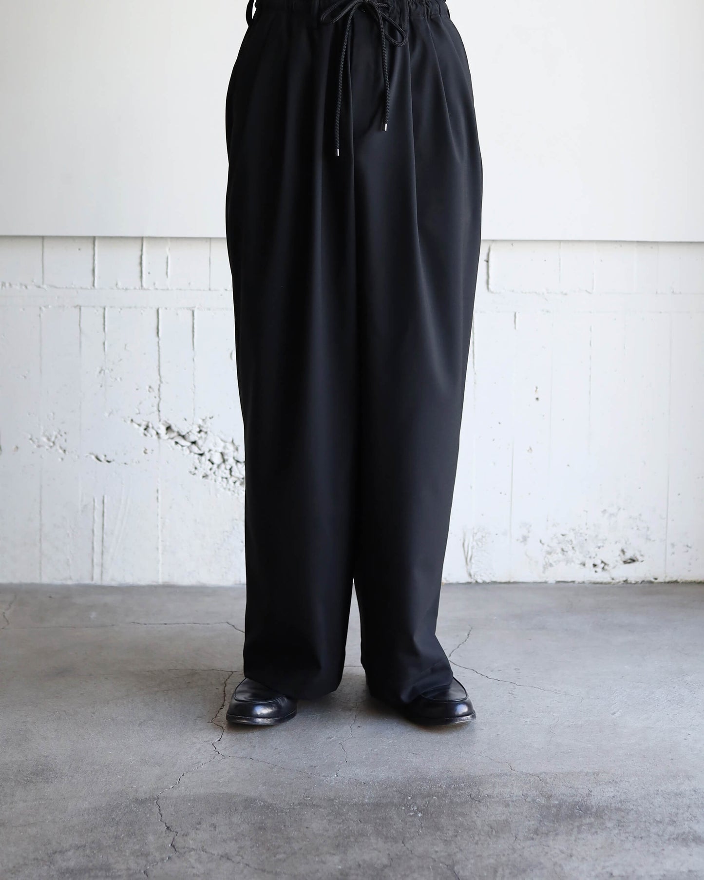 TRIPLE PLEATED EASY TROUSERS ORGANIC WOOL 2/80 TROPICAL "BLACK"