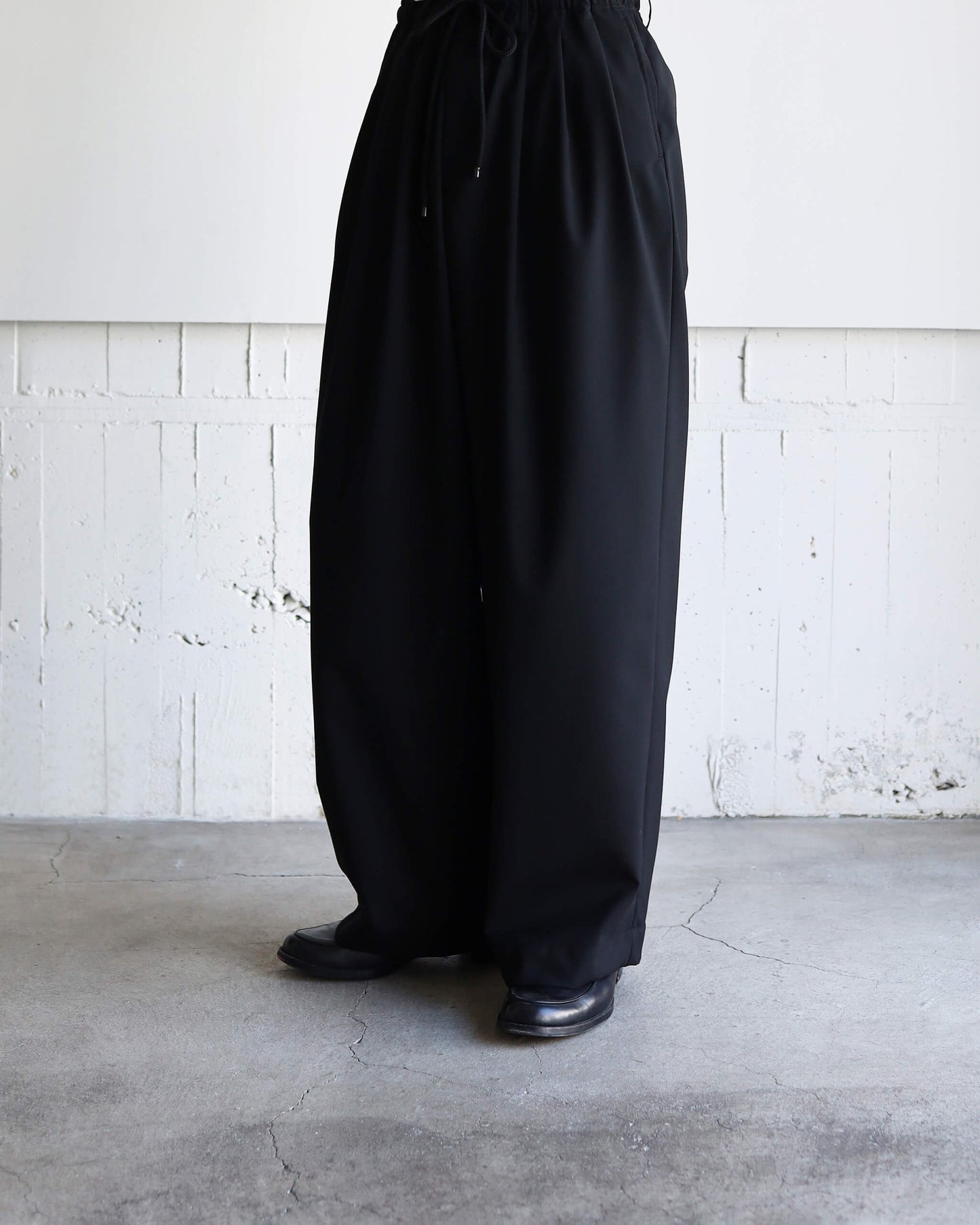 TRIPLE PLEATED EASY TROUSERS ORGANIC WOOL 2/80 TROPICAL "BLACK"