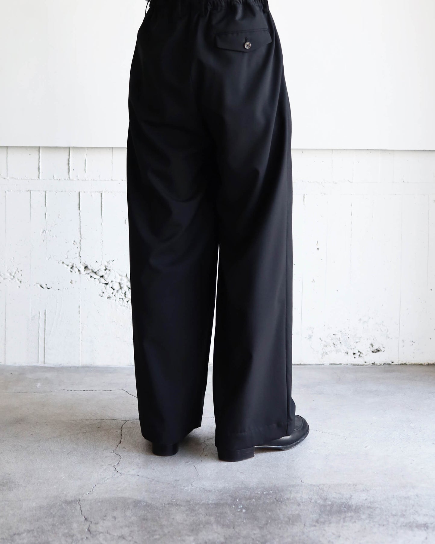TRIPLE PLEATED EASY TROUSERS ORGANIC WOOL 2/80 TROPICAL "BLACK"