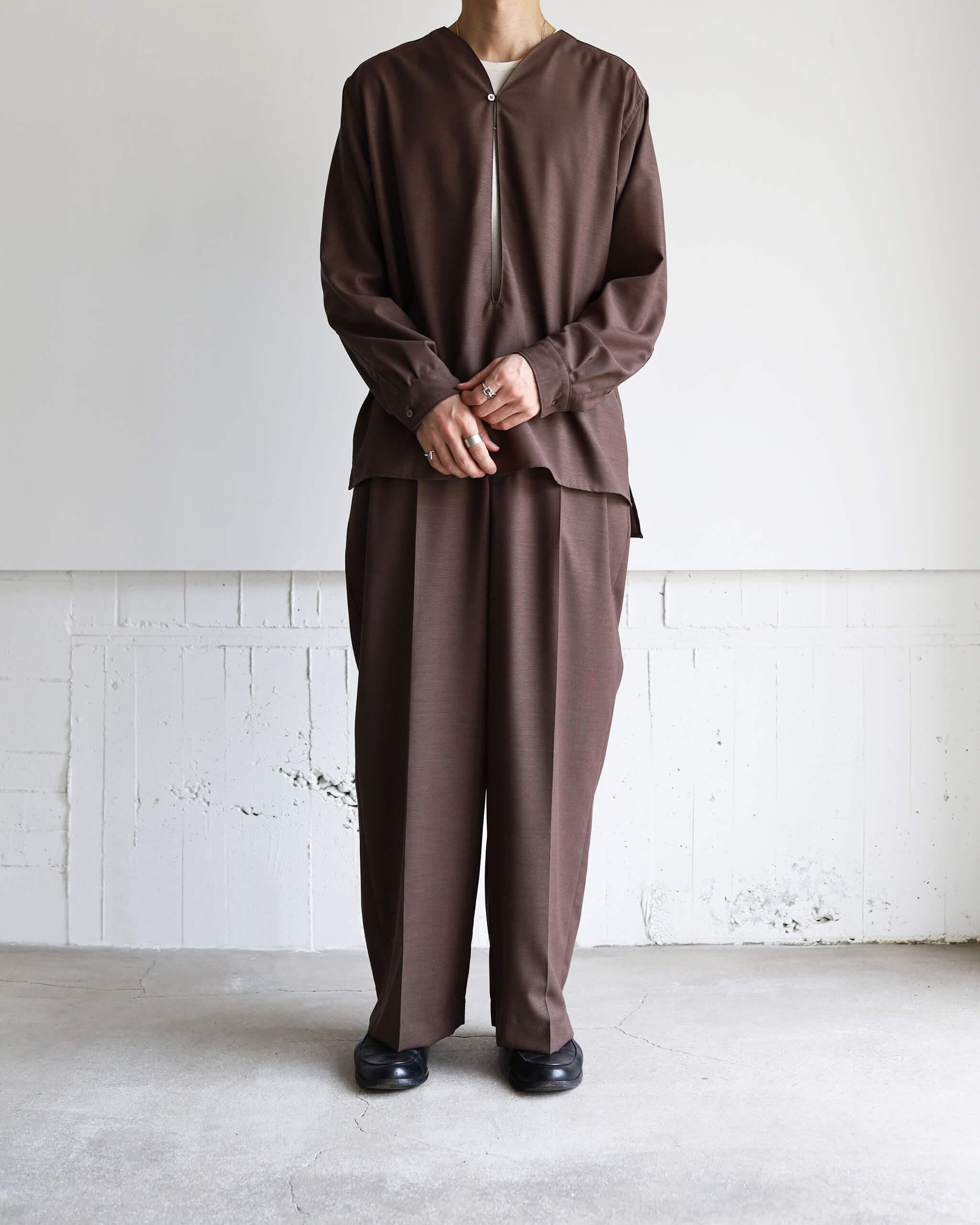marka ONE TUCK WIDE TROUSERS WOOL HIGH TWIST TROPICAL 