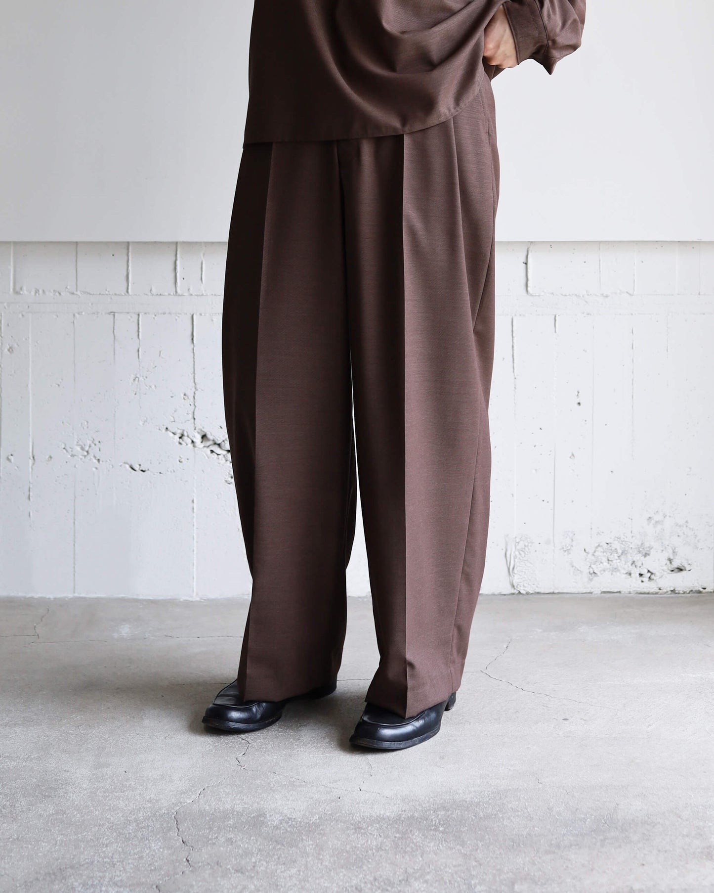 ONE TUCK WIDE TROUSERS WOOL HIGH TWIST TROPICAL "BROWN"