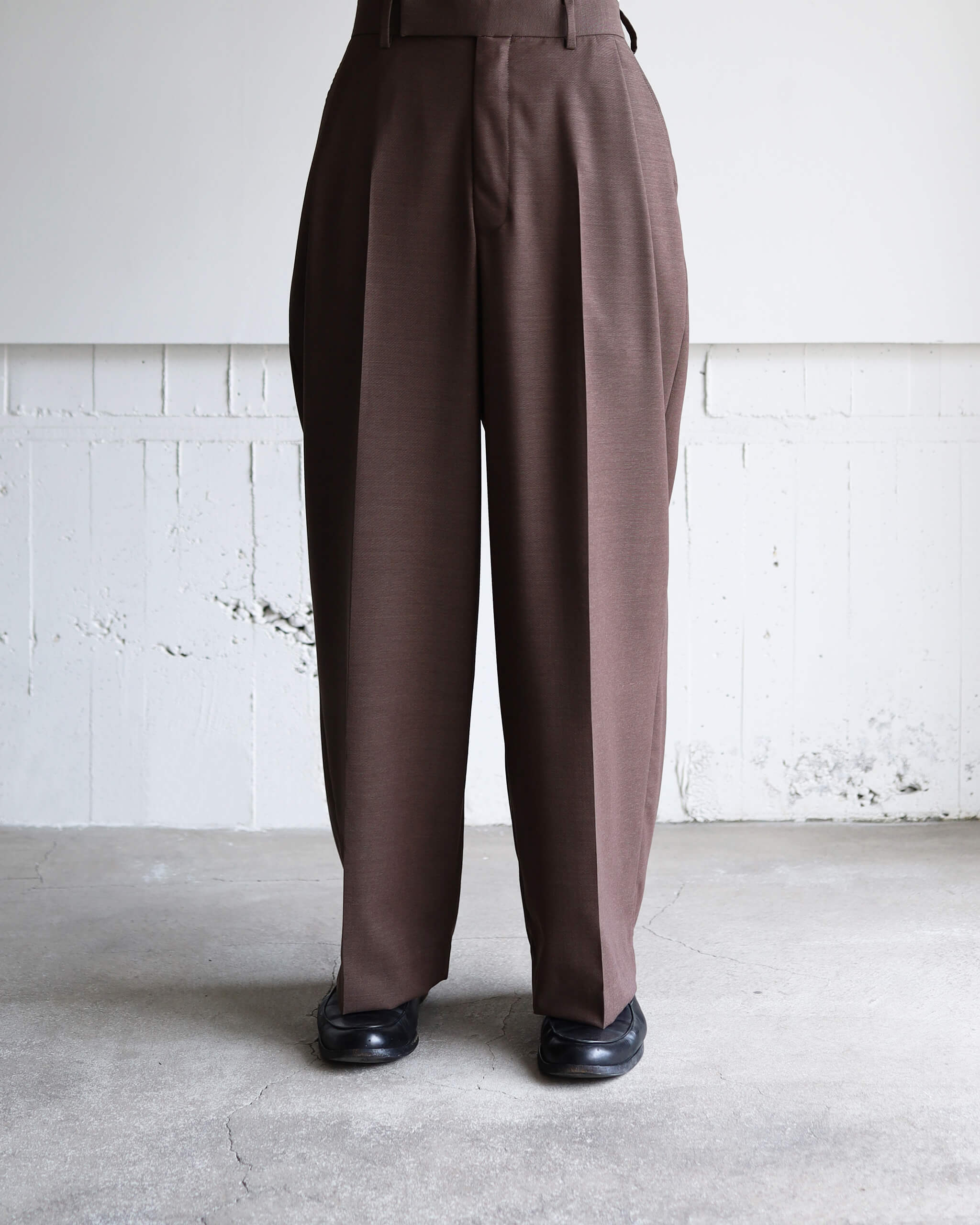 marka ONE TUCK WIDE TROUSERS WOOL HIGH TWIST TROPICAL 
