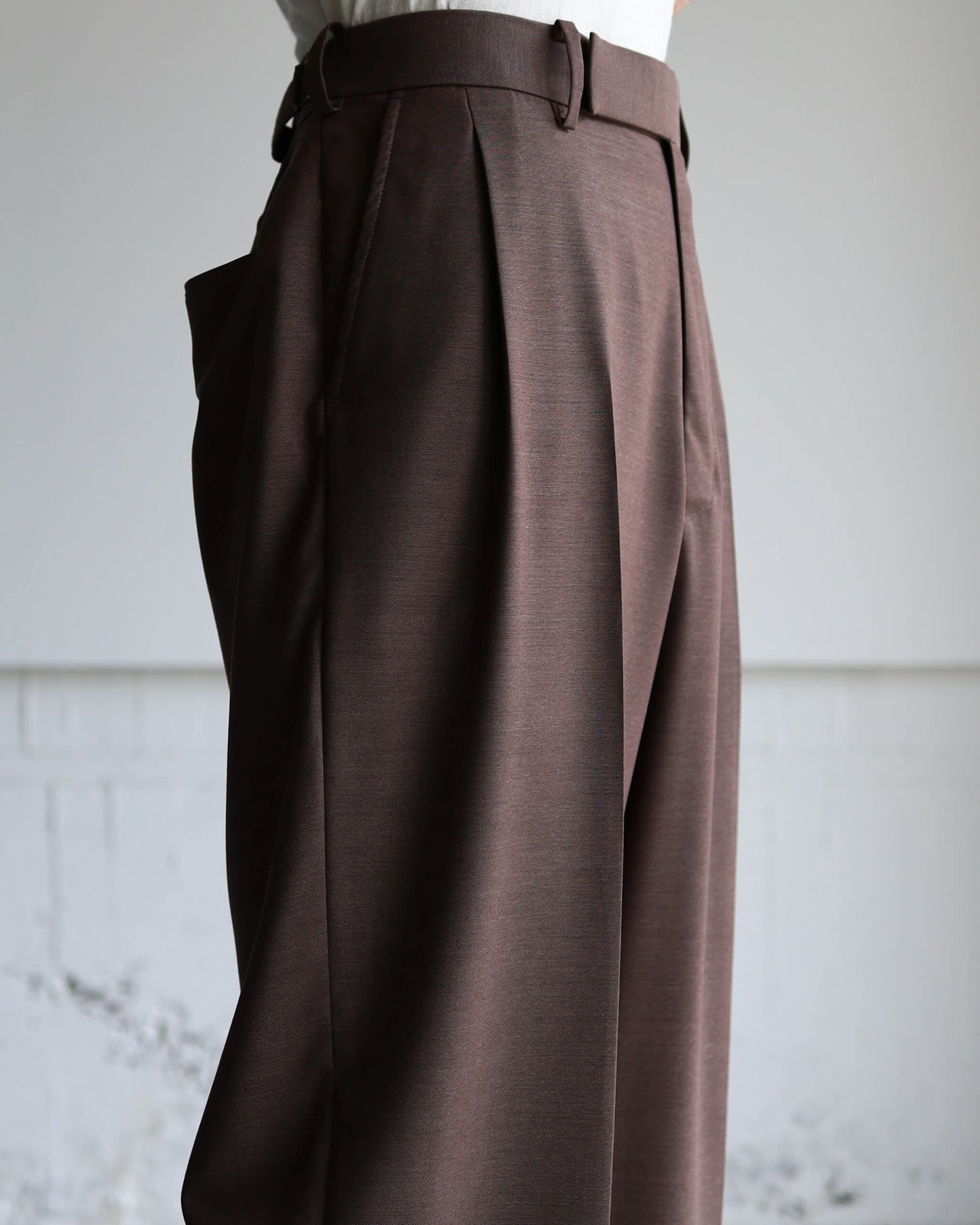 ONE TUCK WIDE TROUSERS WOOL HIGH TWIST TROPICAL "BROWN"