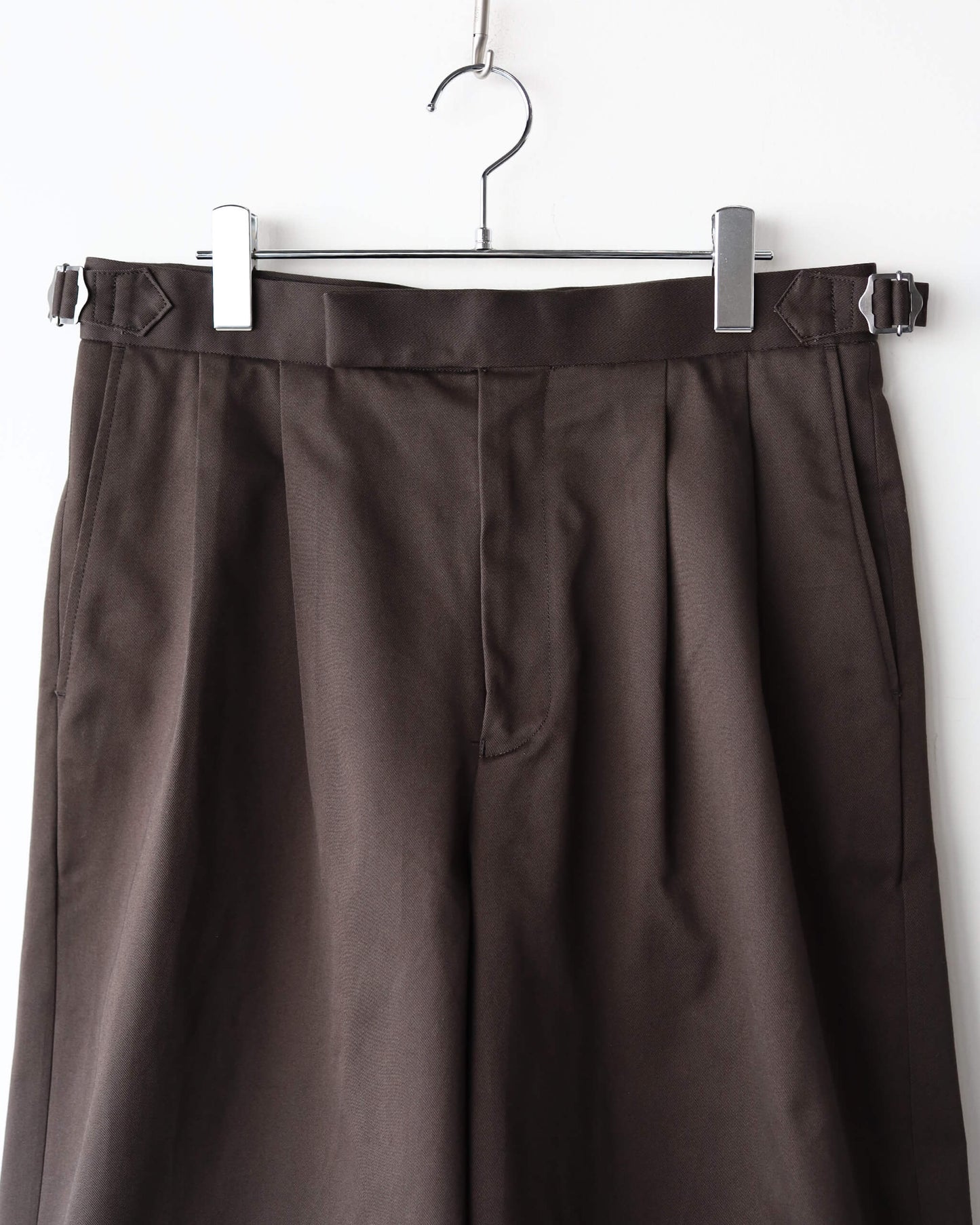 TWO TUCK CROPPED TROUSERS ORGANIC COTTON TWILL "CHARCOAL"