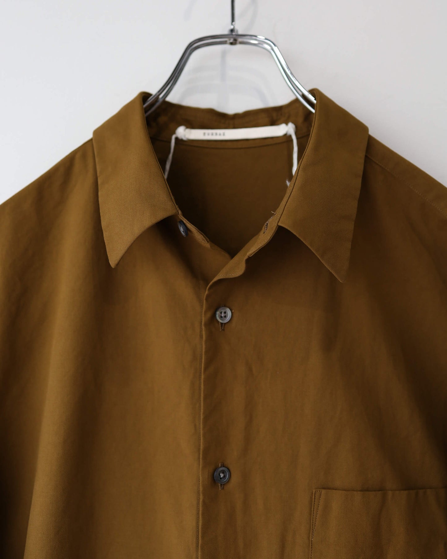 FINE COTTON TWILL / REGULAR COLLAR SHIRT "BROWN"