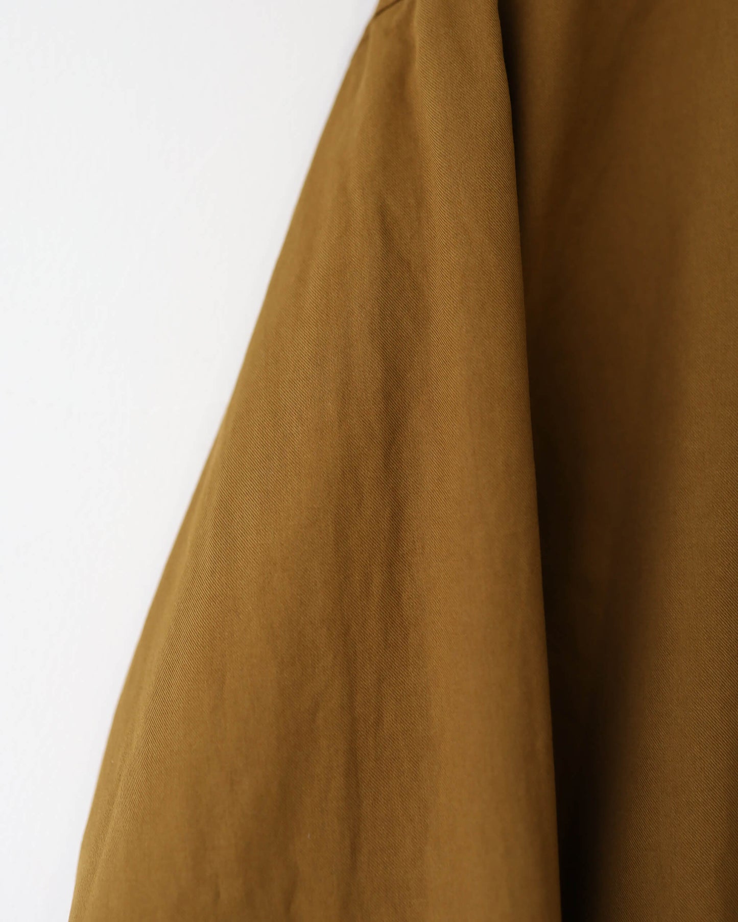 FINE COTTON TWILL / REGULAR COLLAR SHIRT "BROWN"