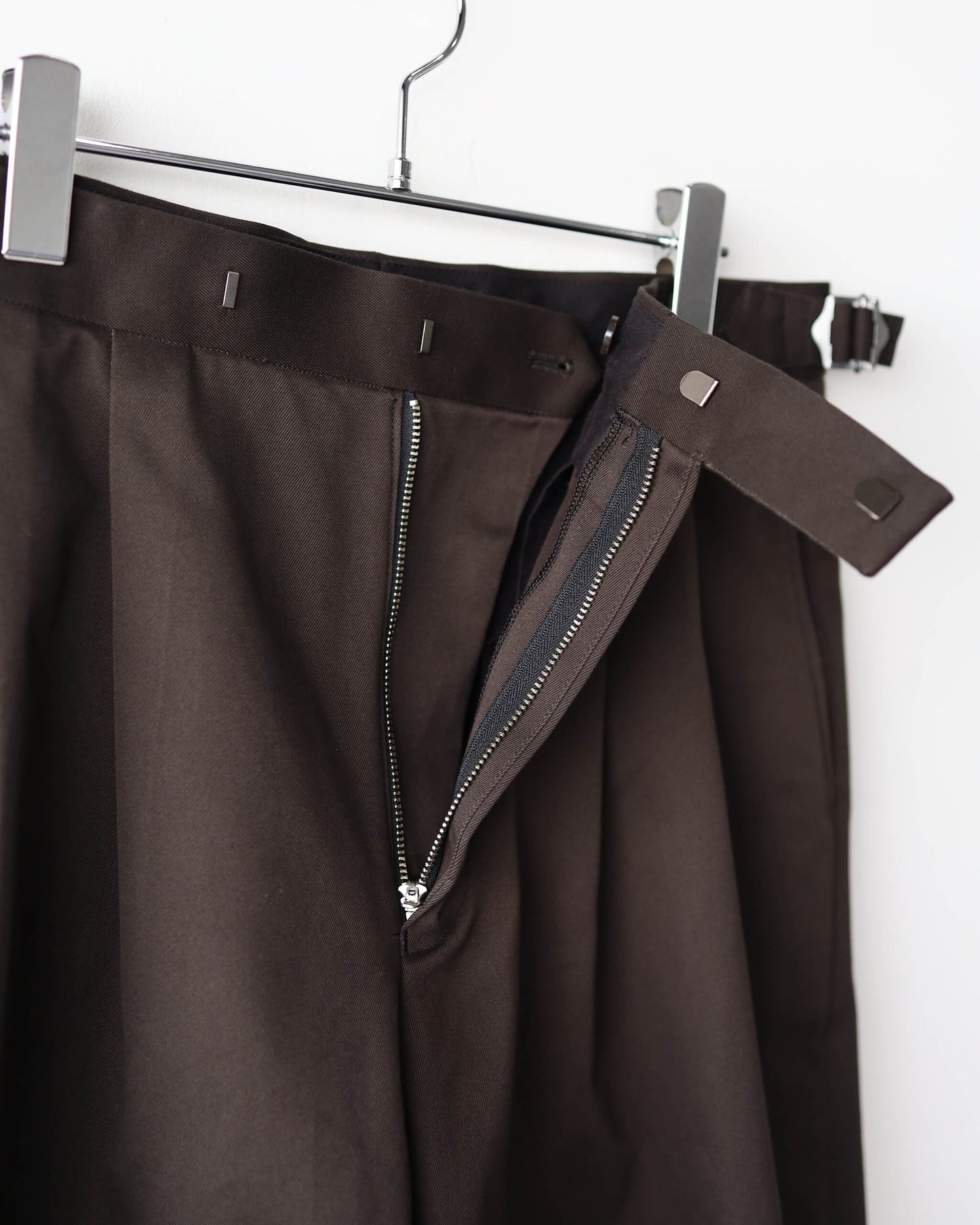 TWO TUCK CROPPED TROUSERS ORGANIC COTTON TWILL "CHARCOAL"