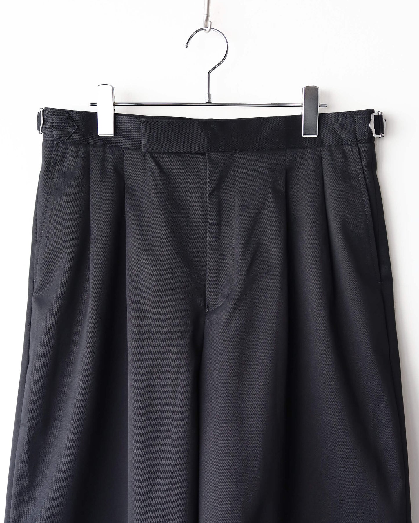 TWO TUCK CROPPED TROUSERS ORGANIC COTTON TWILL "BLACK"