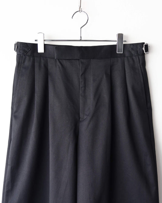 TWO TUCK CROPPED TROUSERS ORGANIC COTTON TWILL "BLACK"