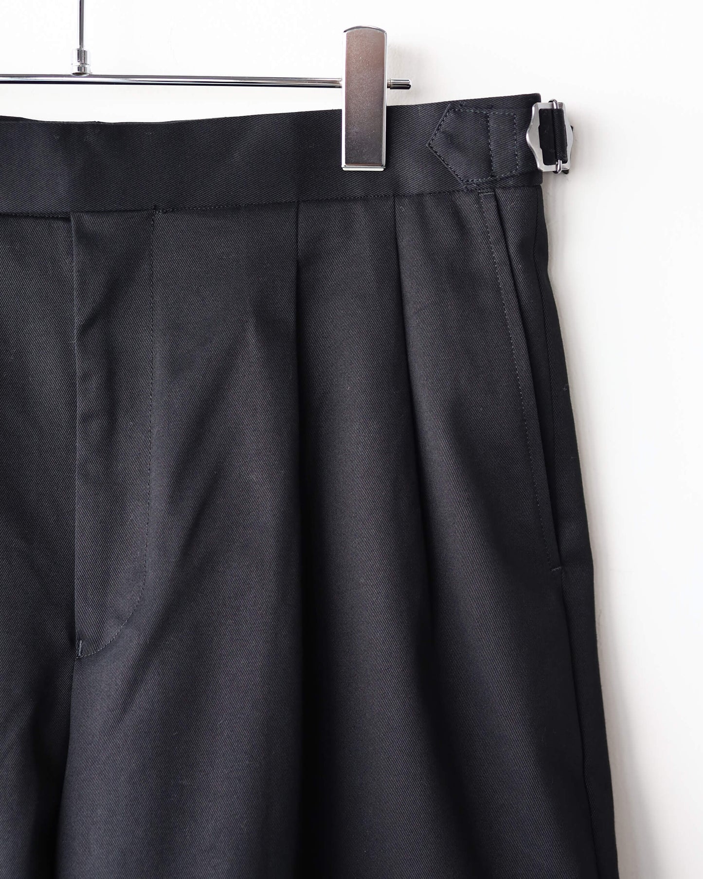 TWO TUCK CROPPED TROUSERS ORGANIC COTTON TWILL "BLACK"
