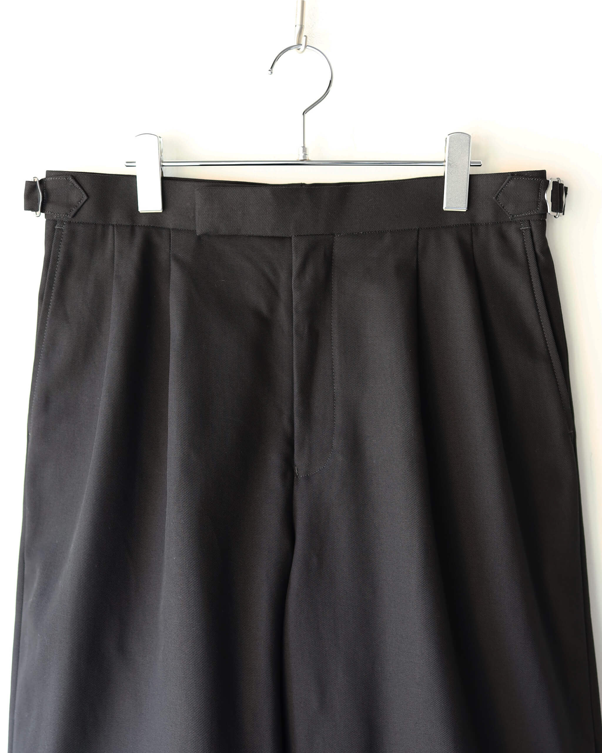 marka TWO TUCK CROPPED TROUSERS ORGANIC COTTON GABARDINE 