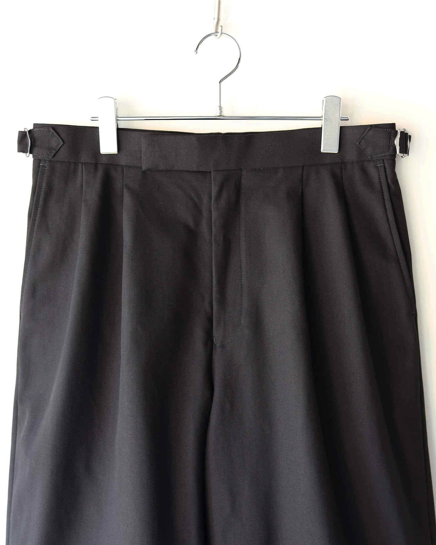 TWO TUCK CROPPED TROUSERS ORGANIC COTTON GABARDINE "BLACK"