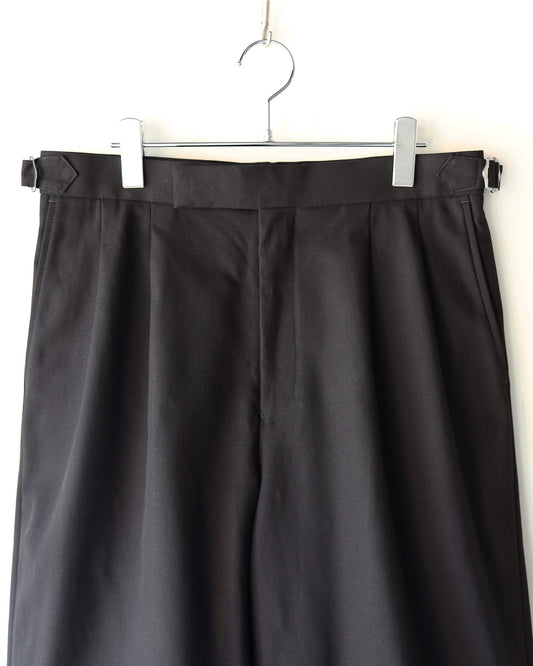 TWO TUCK CROPPED TROUSERS ORGANIC COTTON GABARDINE "BLACK"