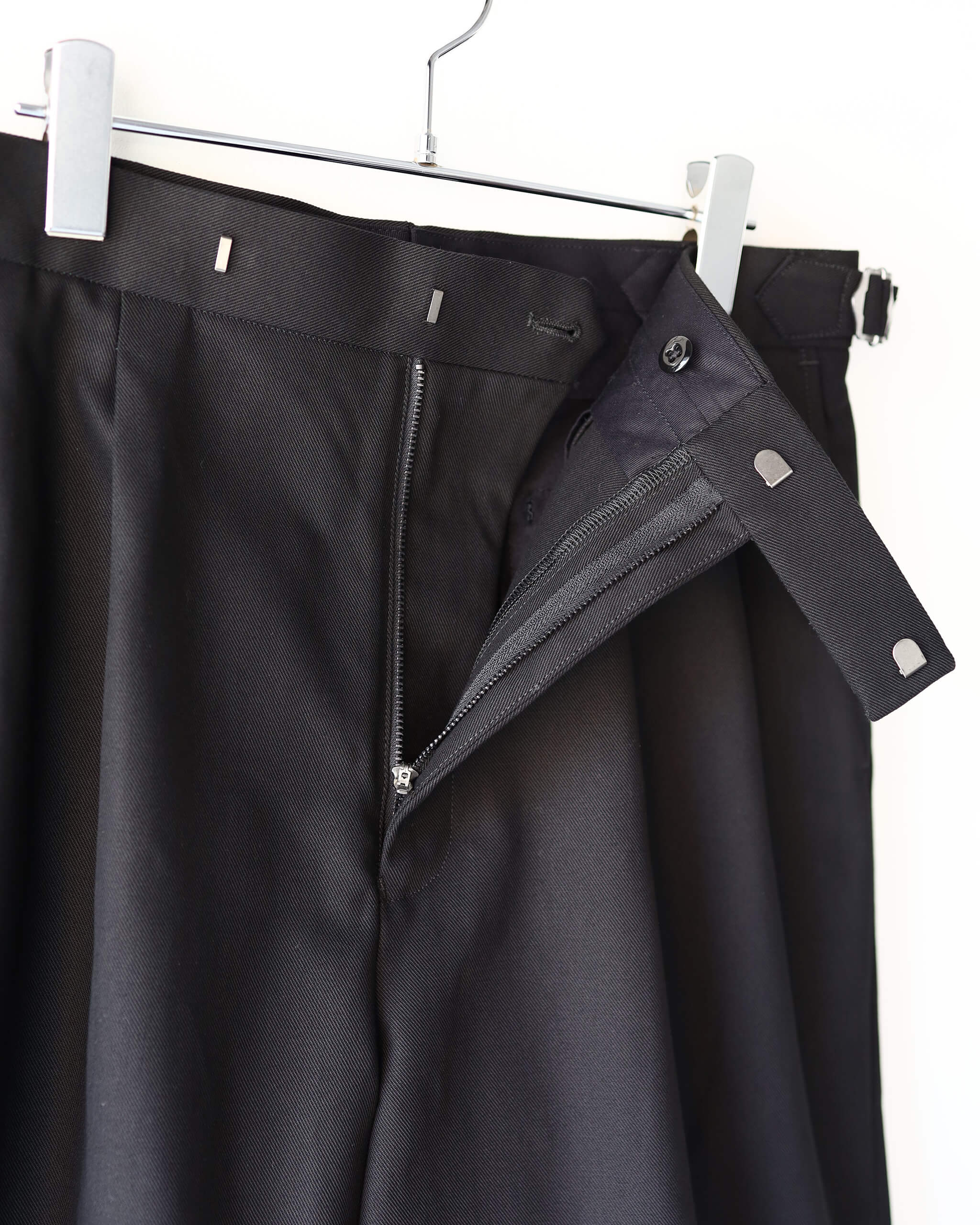 marka TWO TUCK CROPPED TROUSERS ORGANIC COTTON GABARDINE 