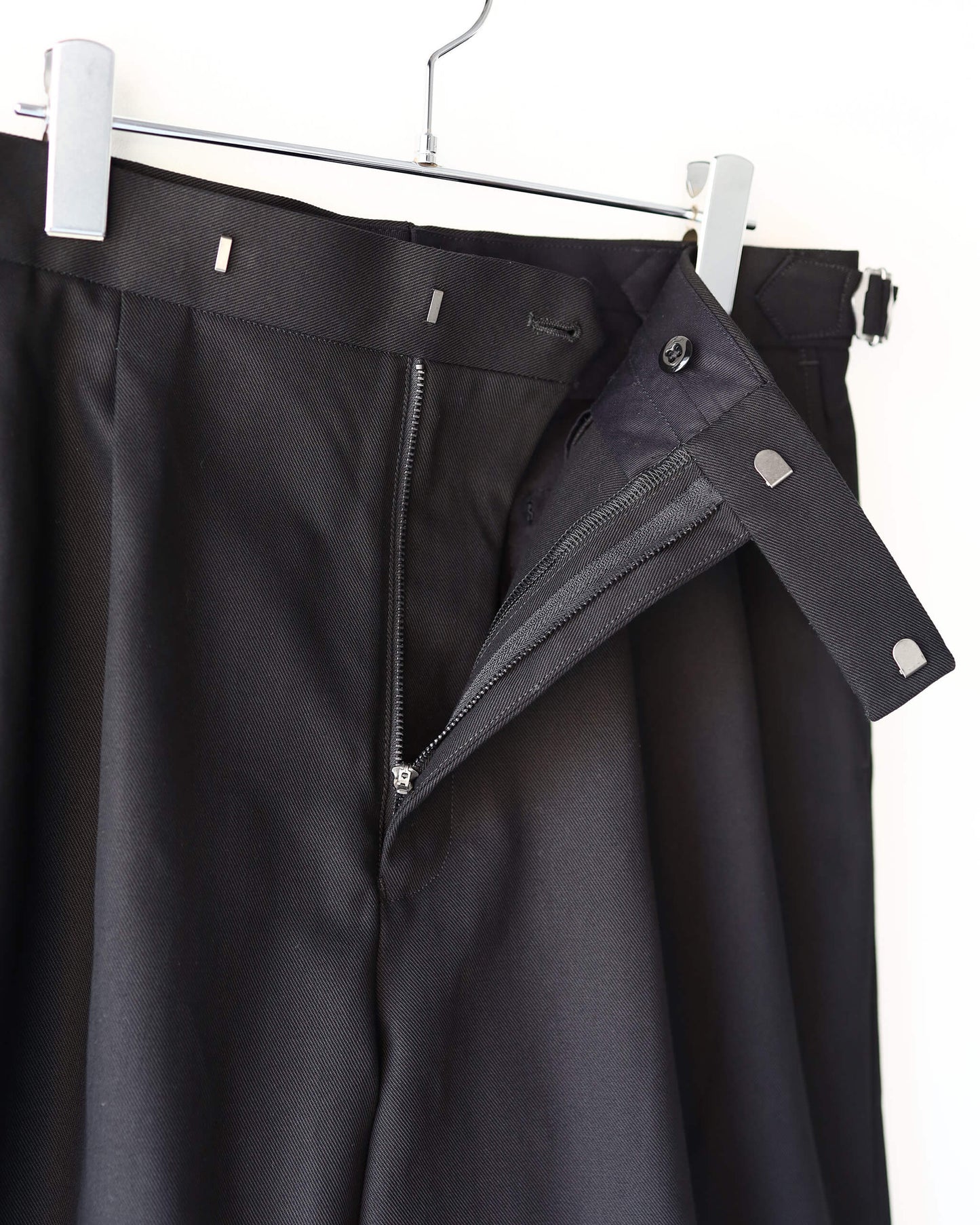 TWO TUCK CROPPED TROUSERS ORGANIC COTTON GABARDINE "BLACK"