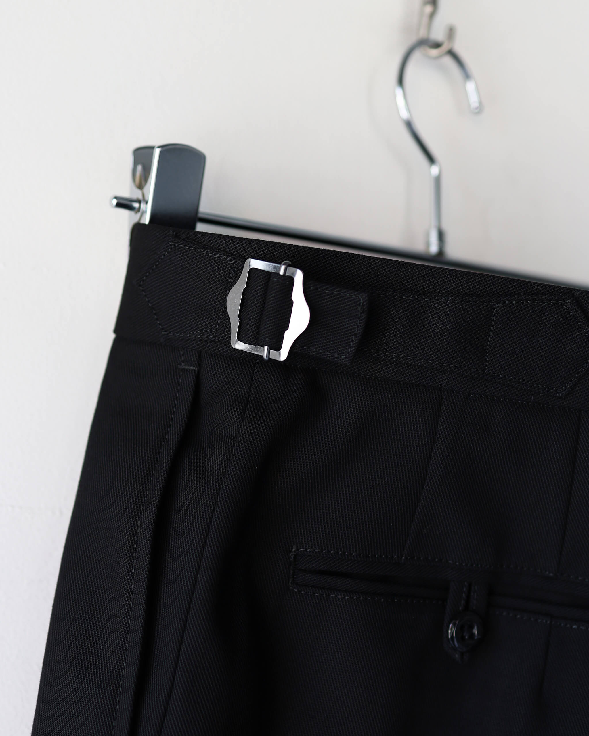 marka TWO TUCK CROPPED TROUSERS ORGANIC COTTON GABARDINE 
