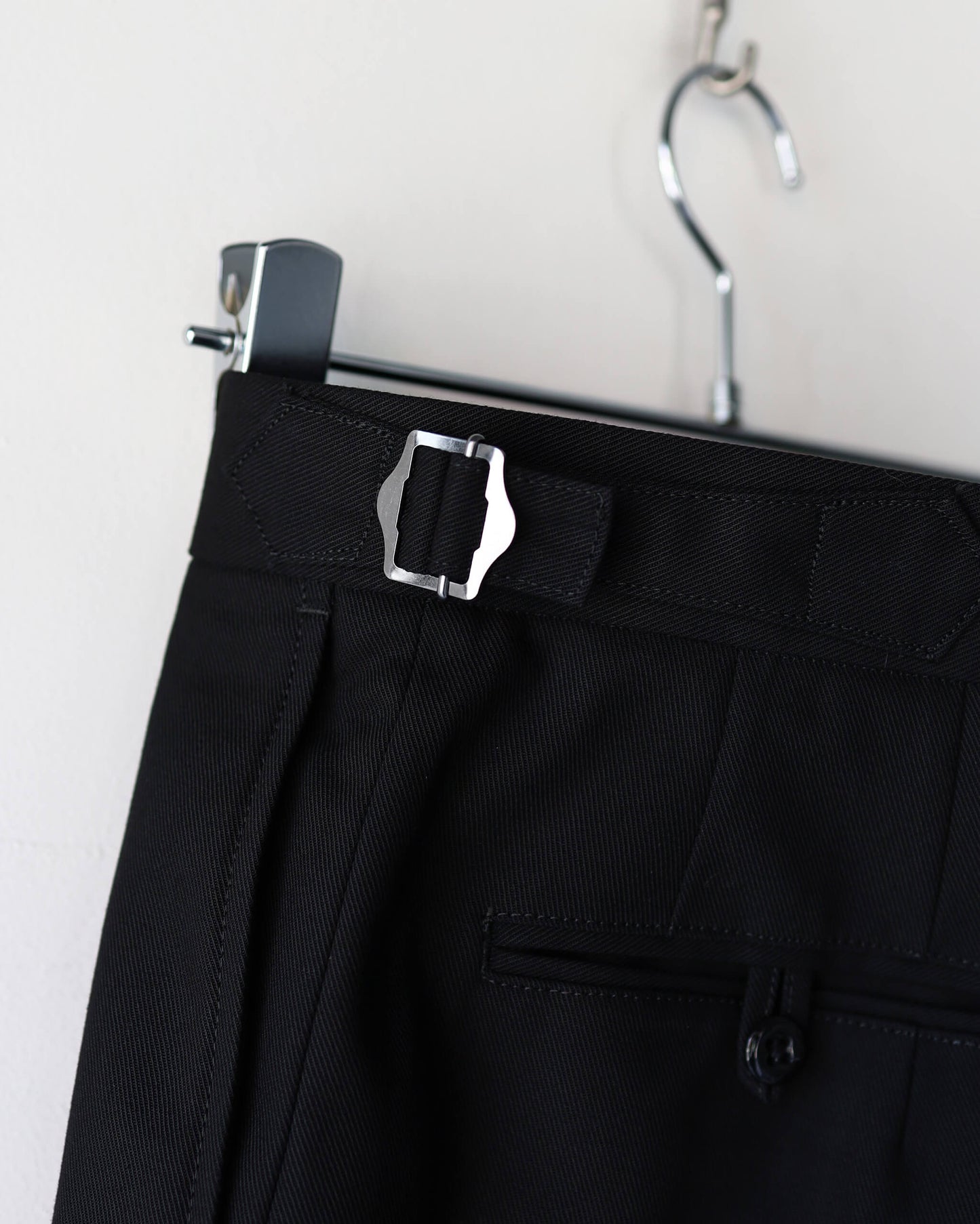 TWO TUCK CROPPED TROUSERS ORGANIC COTTON GABARDINE "BLACK"