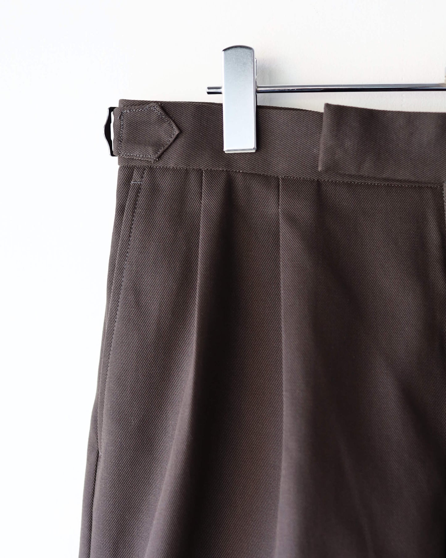 TWO TUCK CROPPED TROUSERS ORGANIC COTTON GABARDINE "CHARCOAL"