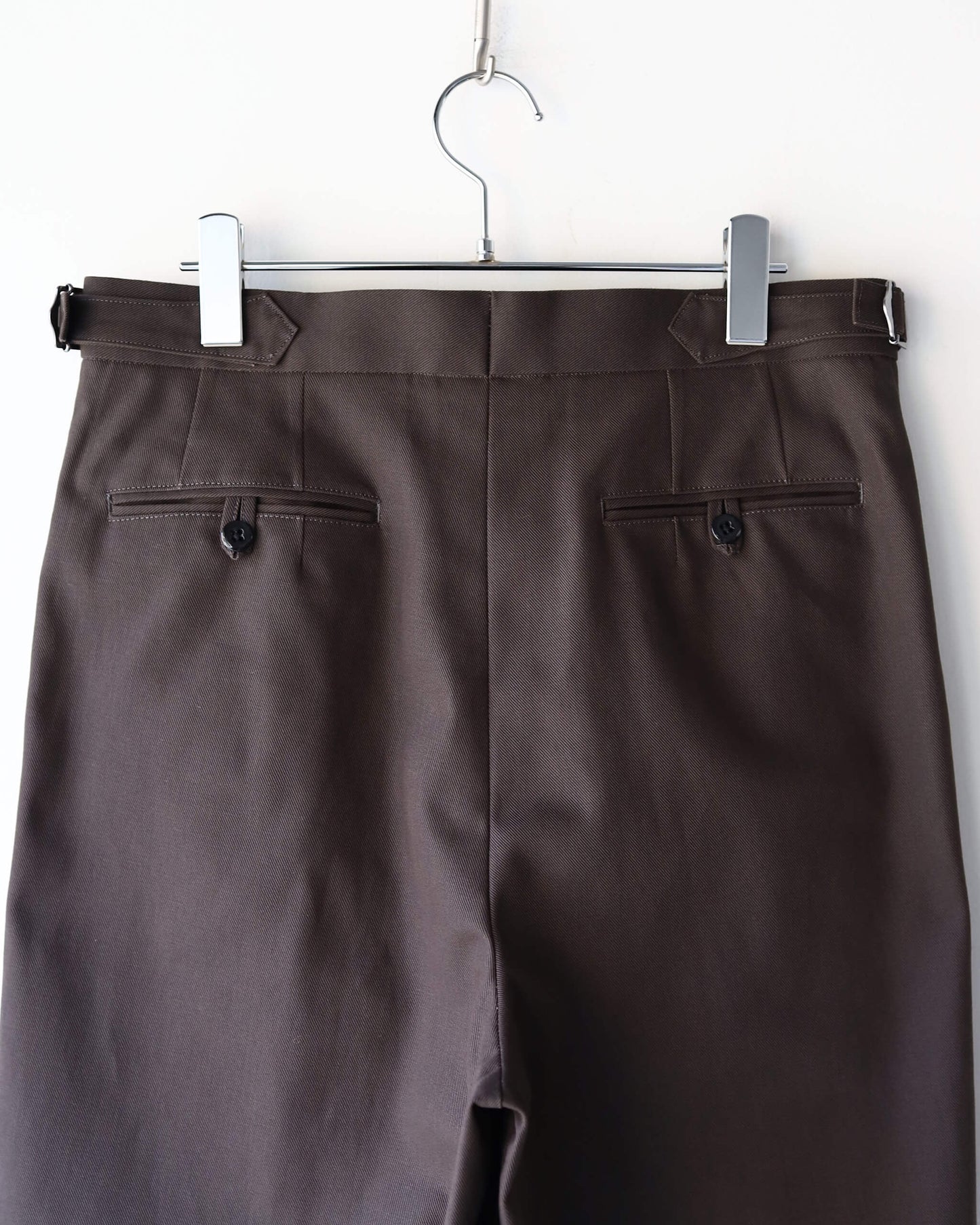 TWO TUCK CROPPED TROUSERS ORGANIC COTTON GABARDINE "CHARCOAL"