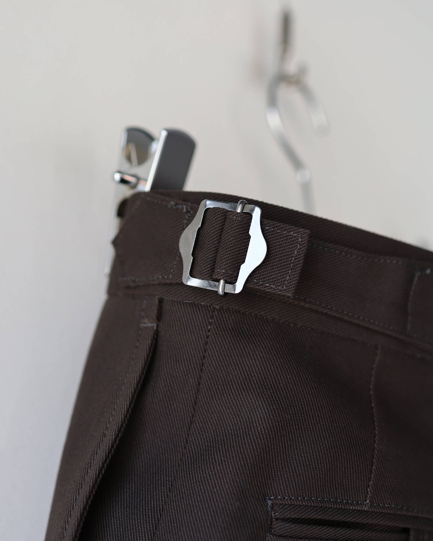 TWO TUCK CROPPED TROUSERS ORGANIC COTTON GABARDINE "CHARCOAL"