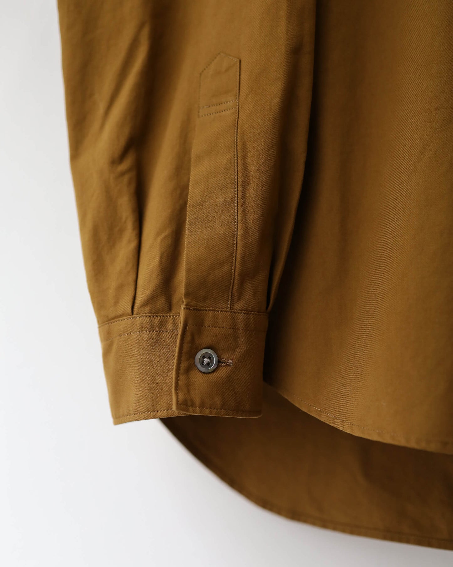 FINE COTTON TWILL / REGULAR COLLAR SHIRT "BROWN"